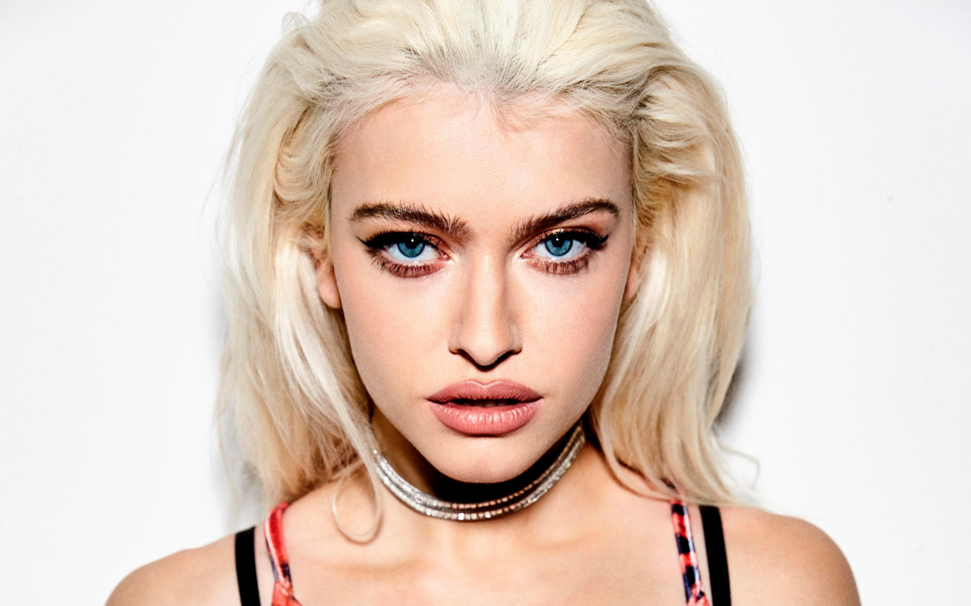 Молодая блондинка, поп исполнительница Элис Чэтер крупным планом