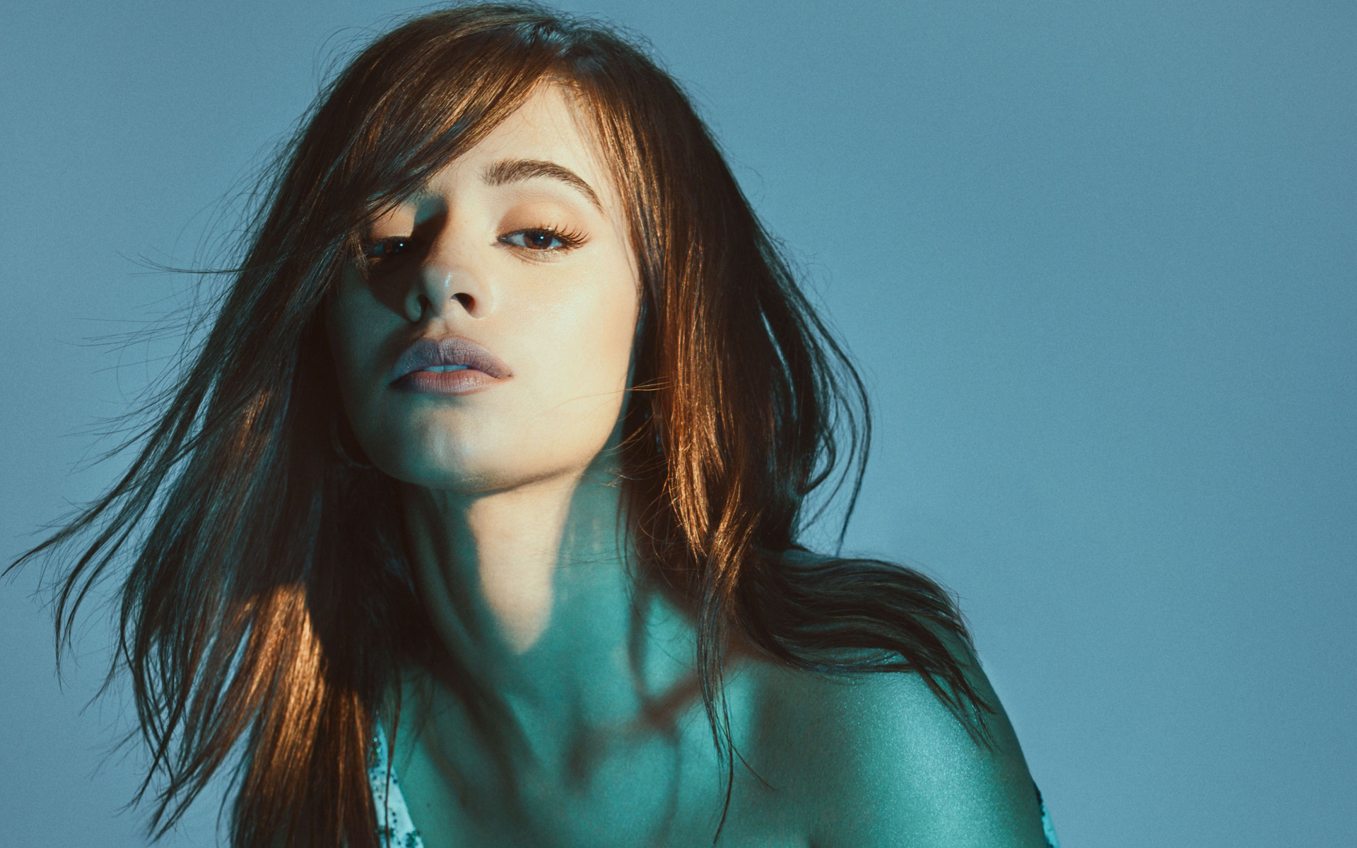 Молодая кареглазая певица Камила Кабельо на синем фоне