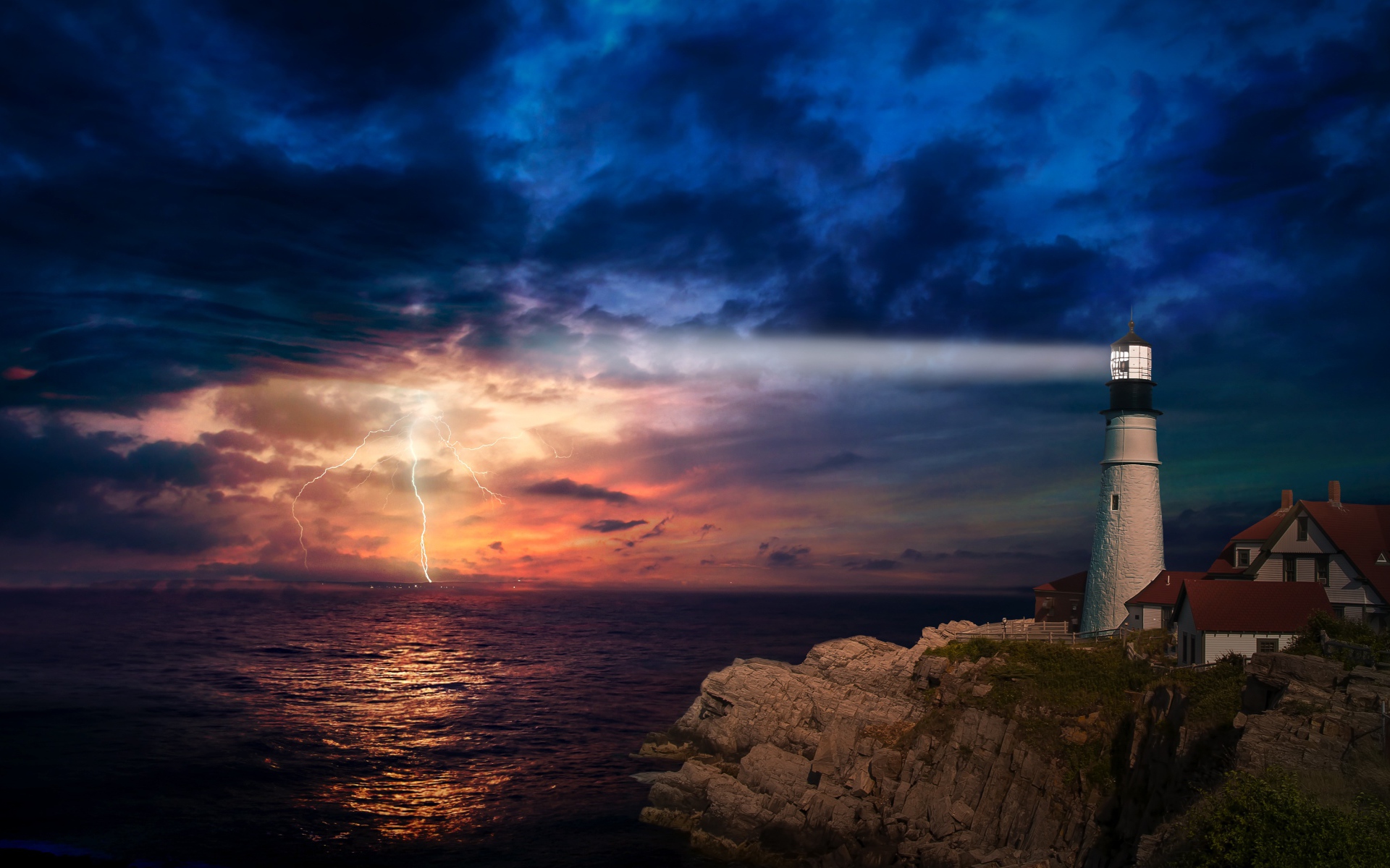 Маяк на берегу моря освещает грозовое небо 
