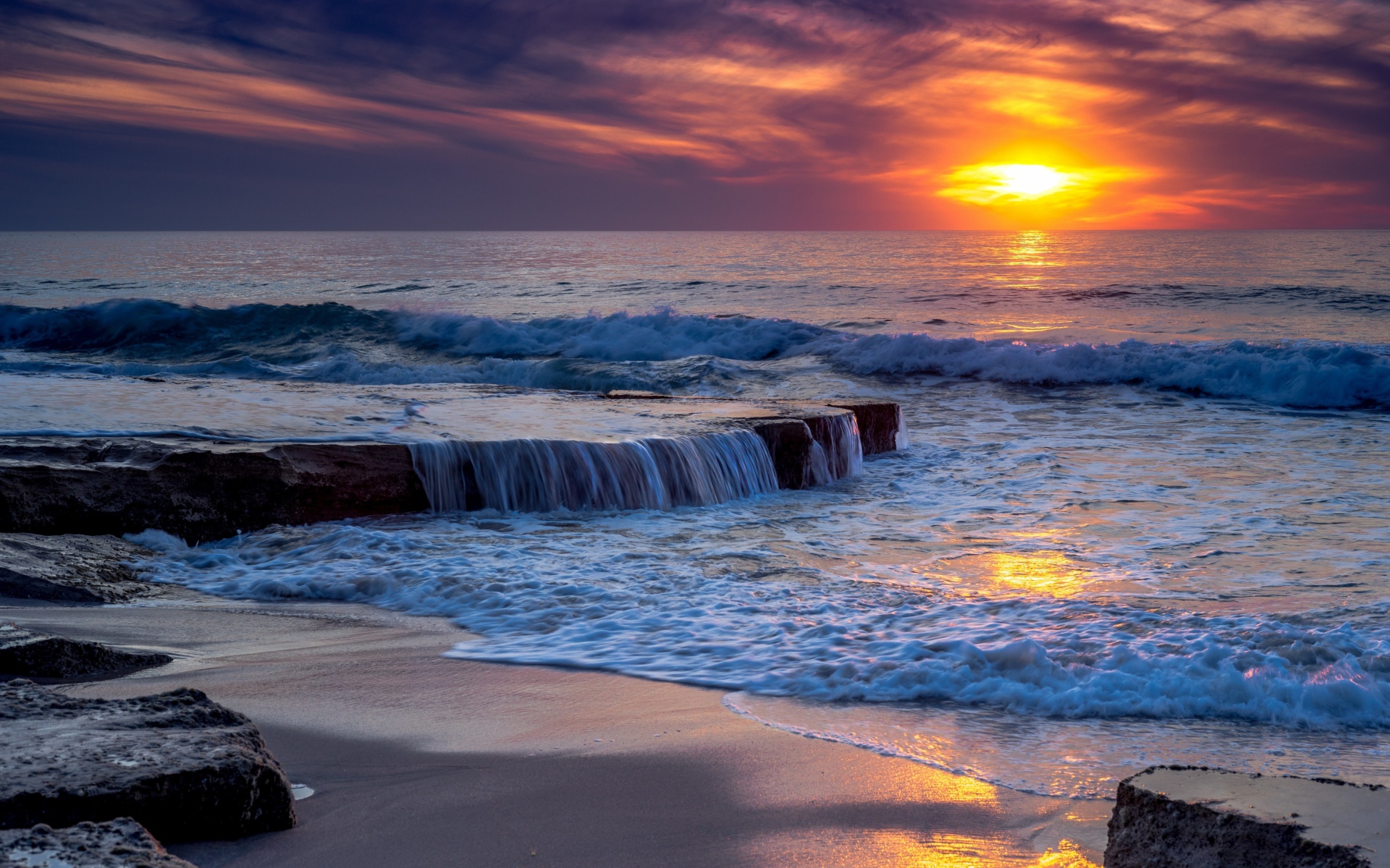 Бушующие волны океана на закате 