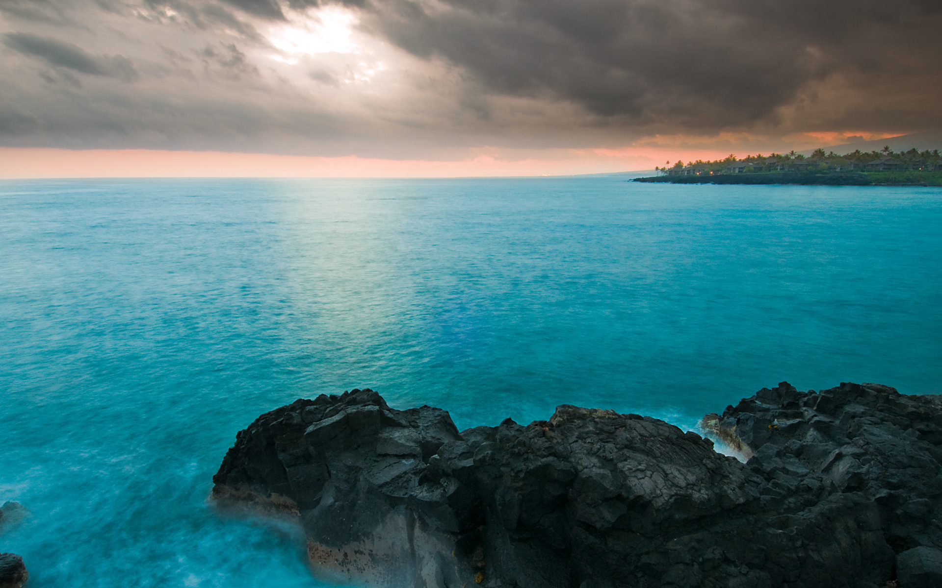 Камни в голубой воде океана под пасмурным небом