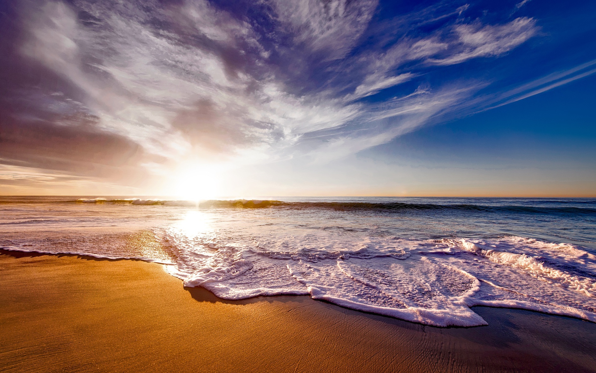 Красивые белые морские волны на теплом песке летом