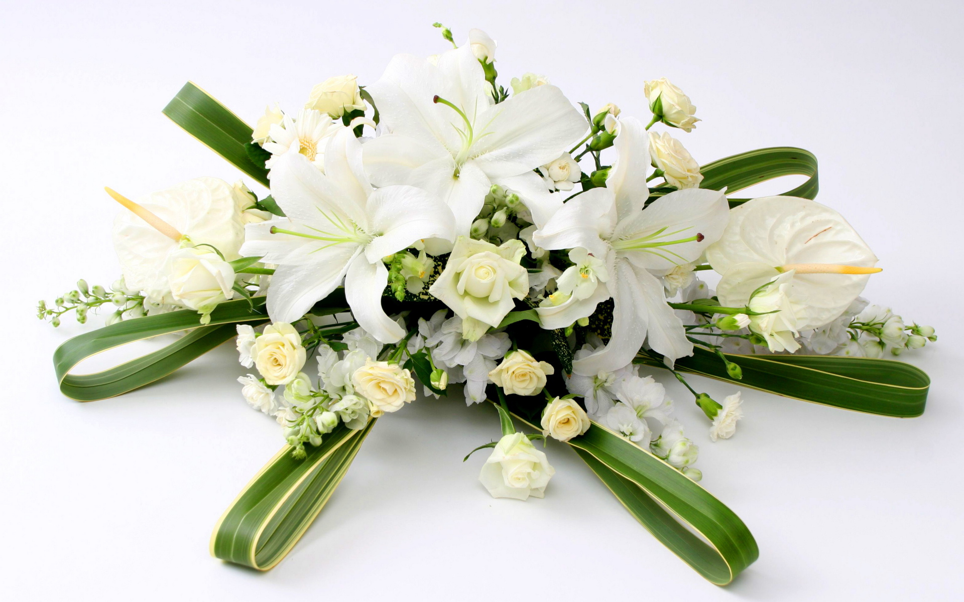 Букет с белыми розами, каллами, гвоздиками  и лилиями 