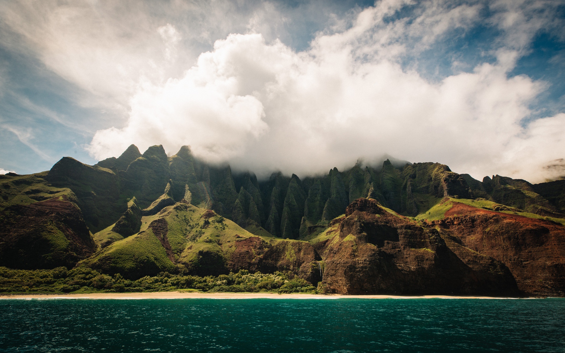 Белые облака окутывают вершину горы у озера