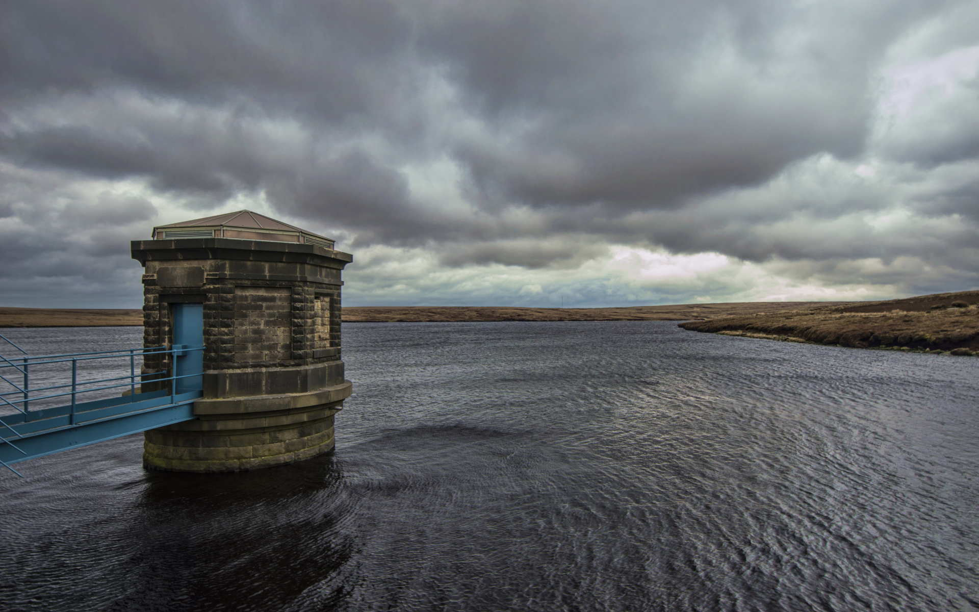 Башня в озере под пасмурным небом