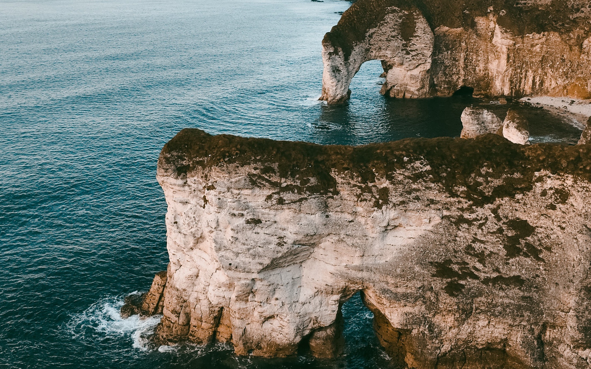 Каменные утесы с арками в океане 