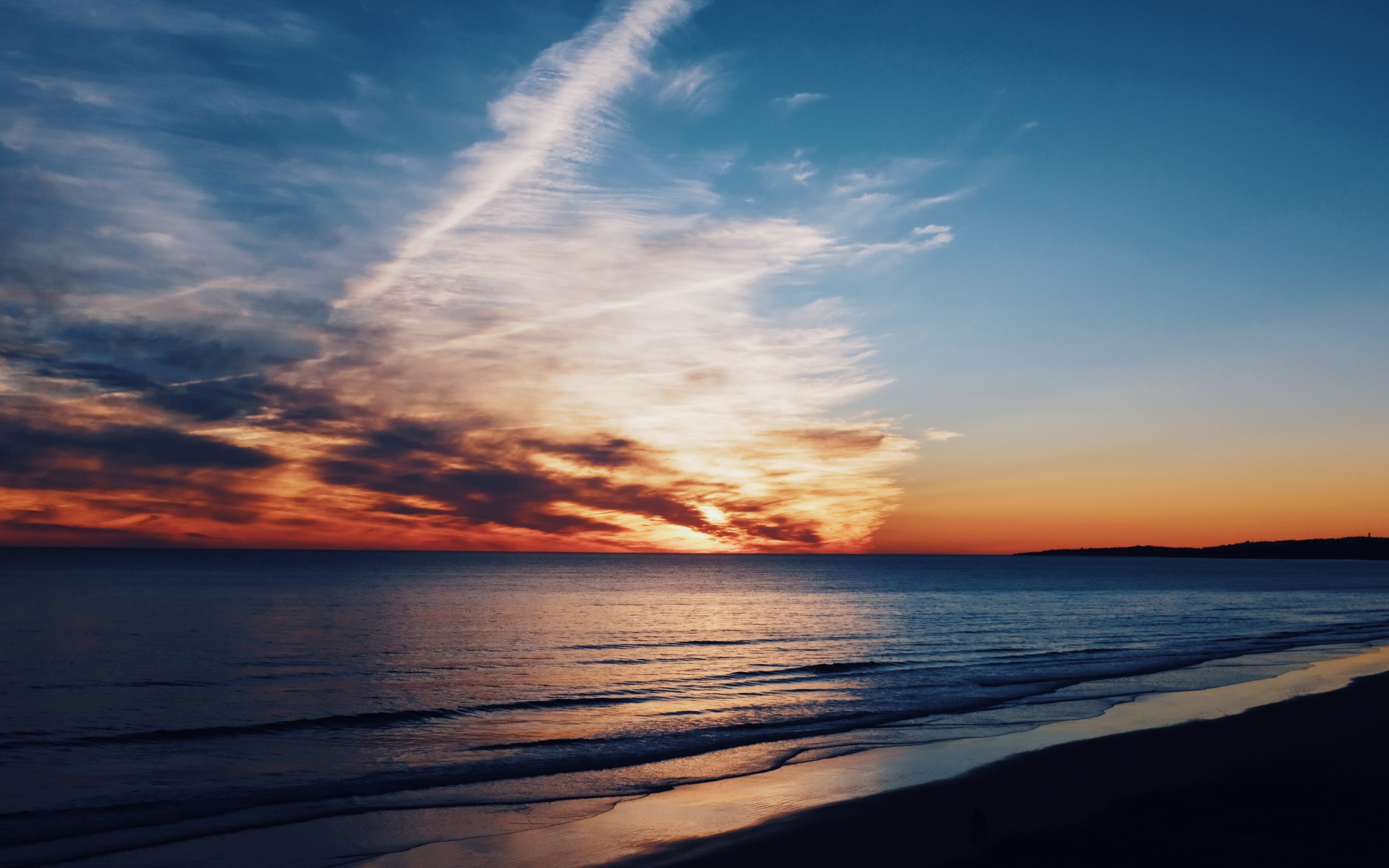 Красивый закат в небе над спокойным морем 