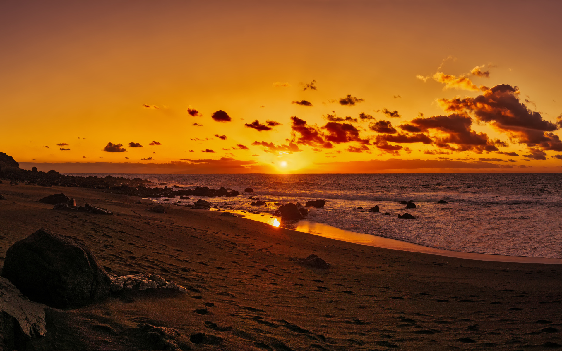 Красивый закат в небе над  океаном