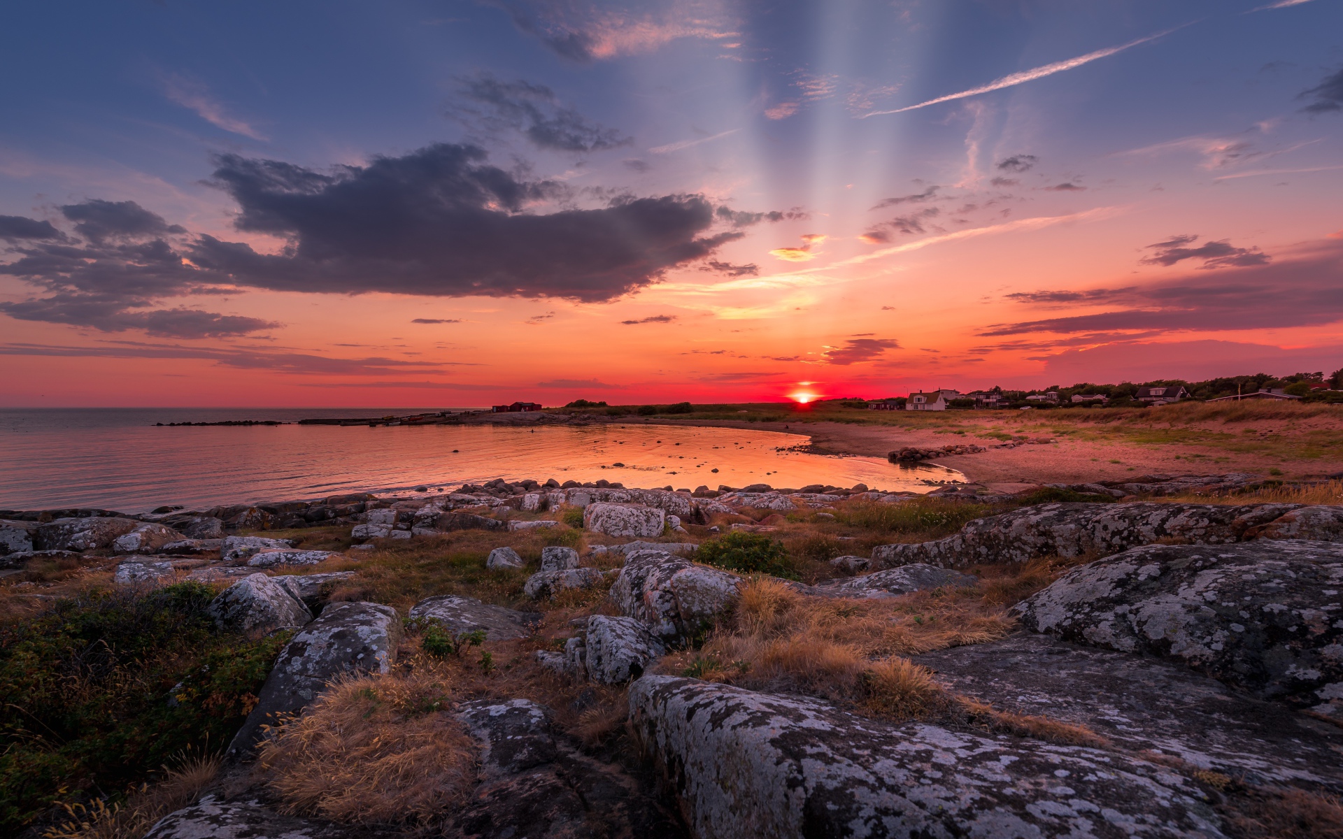 Лучи солнца на закате в небе над морем