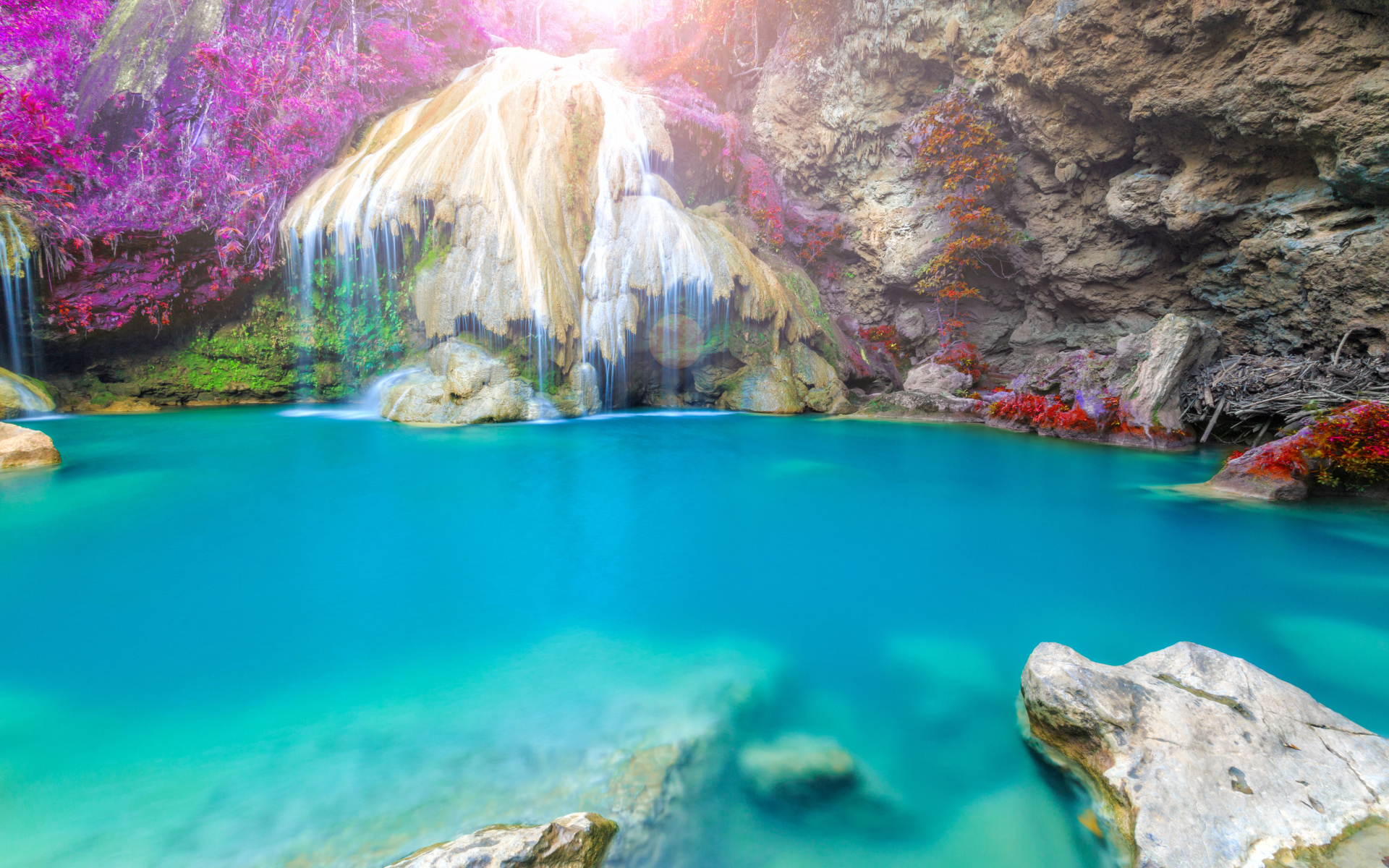 Водопад стекает по скале в голубую воду, Тайланд