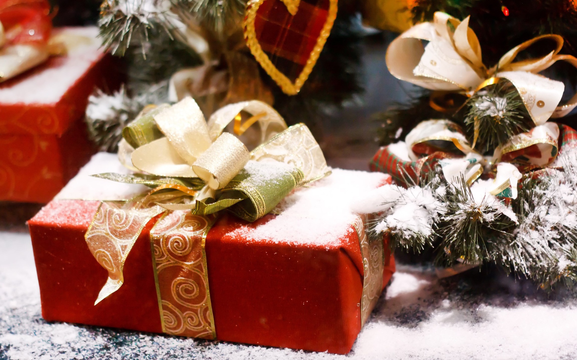 Подарки покрытые снегом на Новый год 2020 