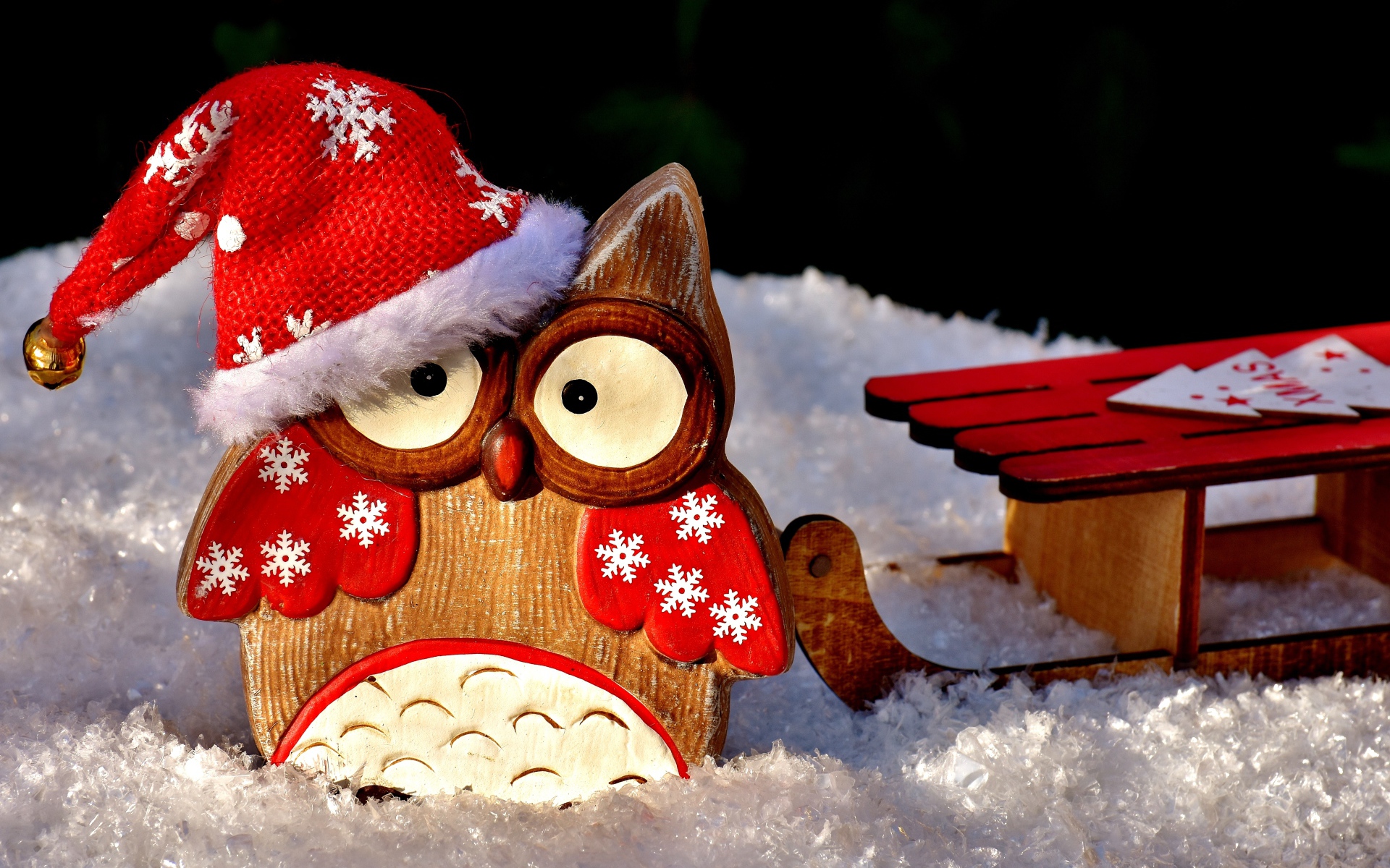 Деревянная фигурка совы в новогодней шапке на новый год 