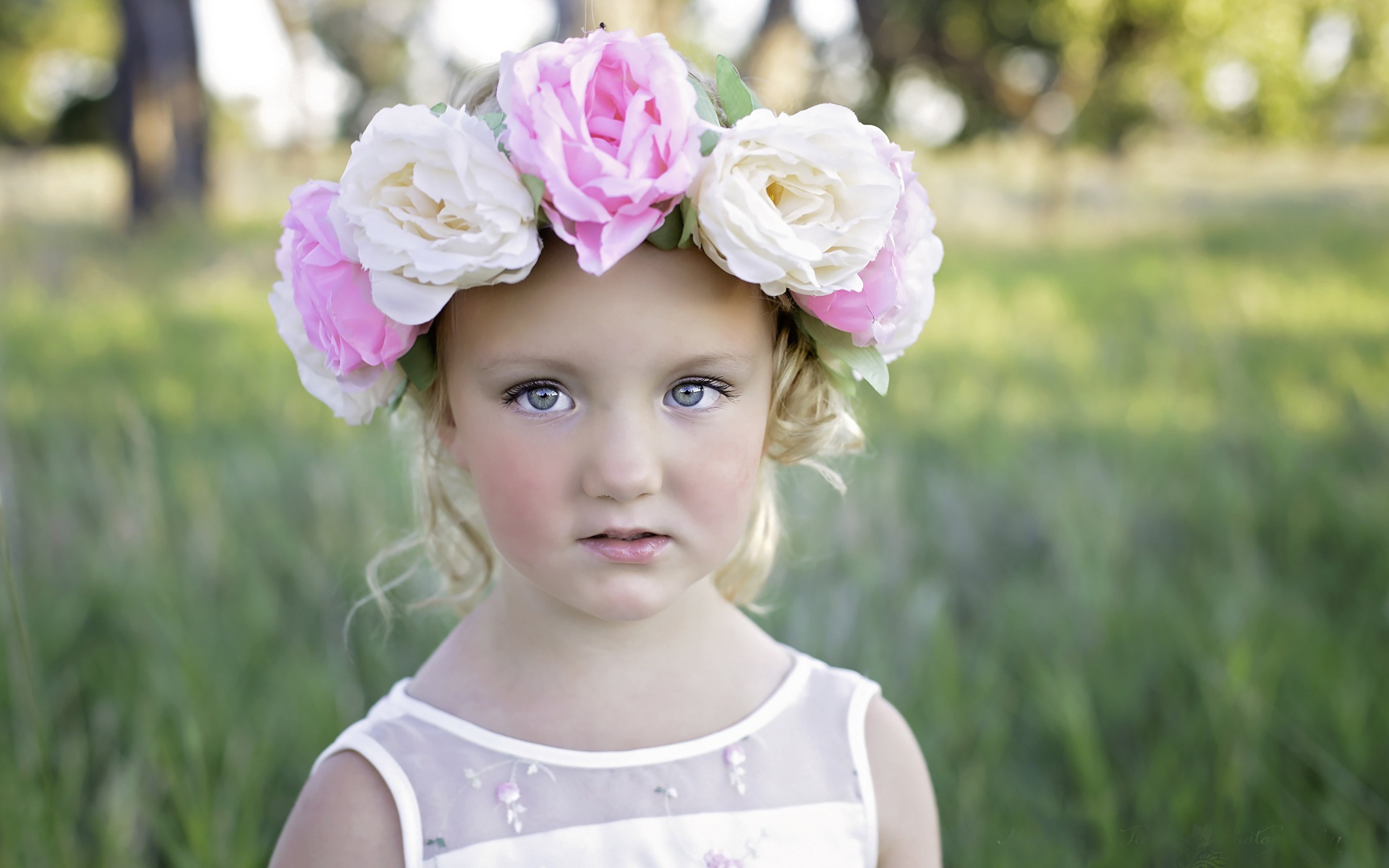 Красивая девочка с венком из цветов на голове