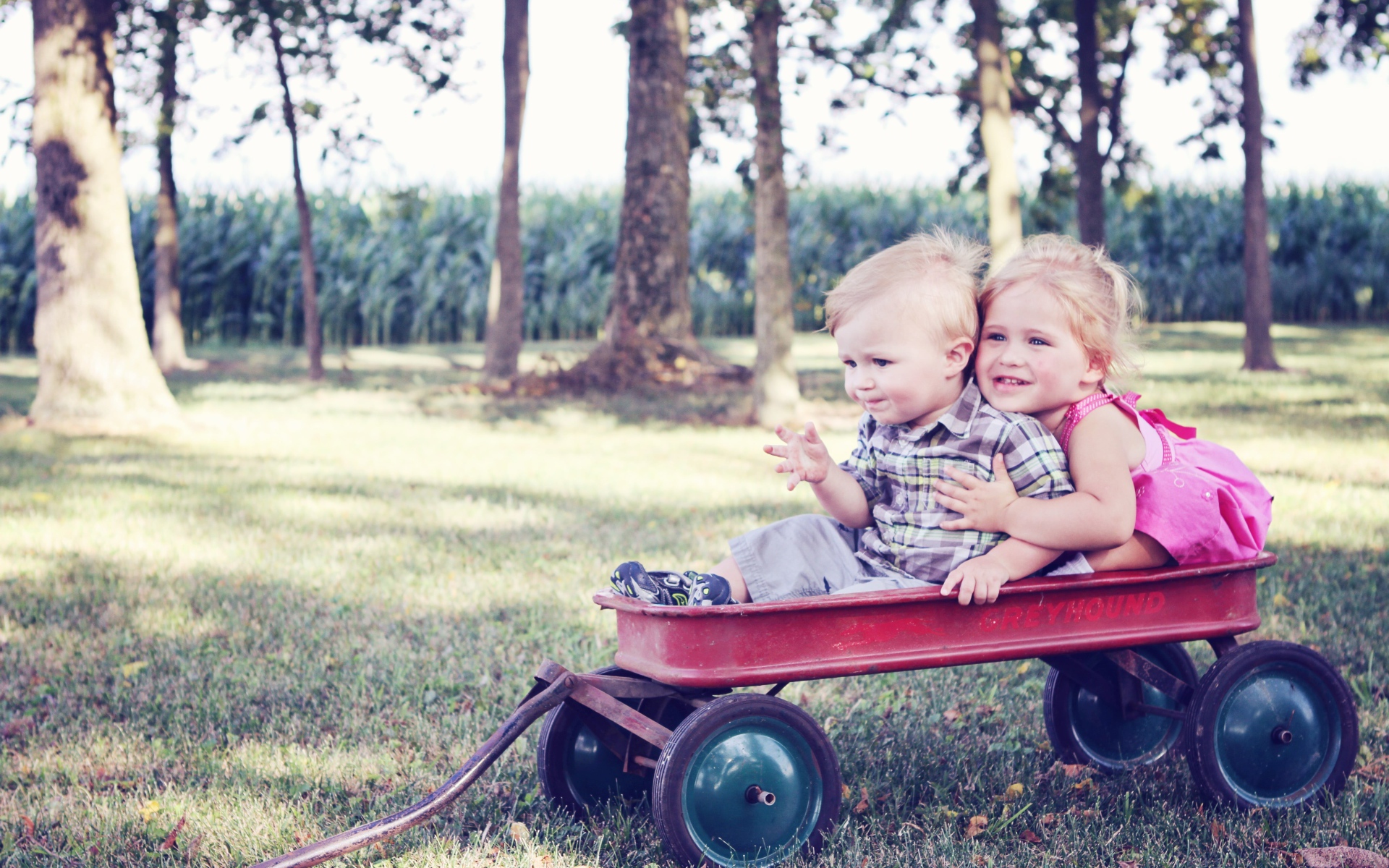 Мальчик и девочка сидят в тачке 