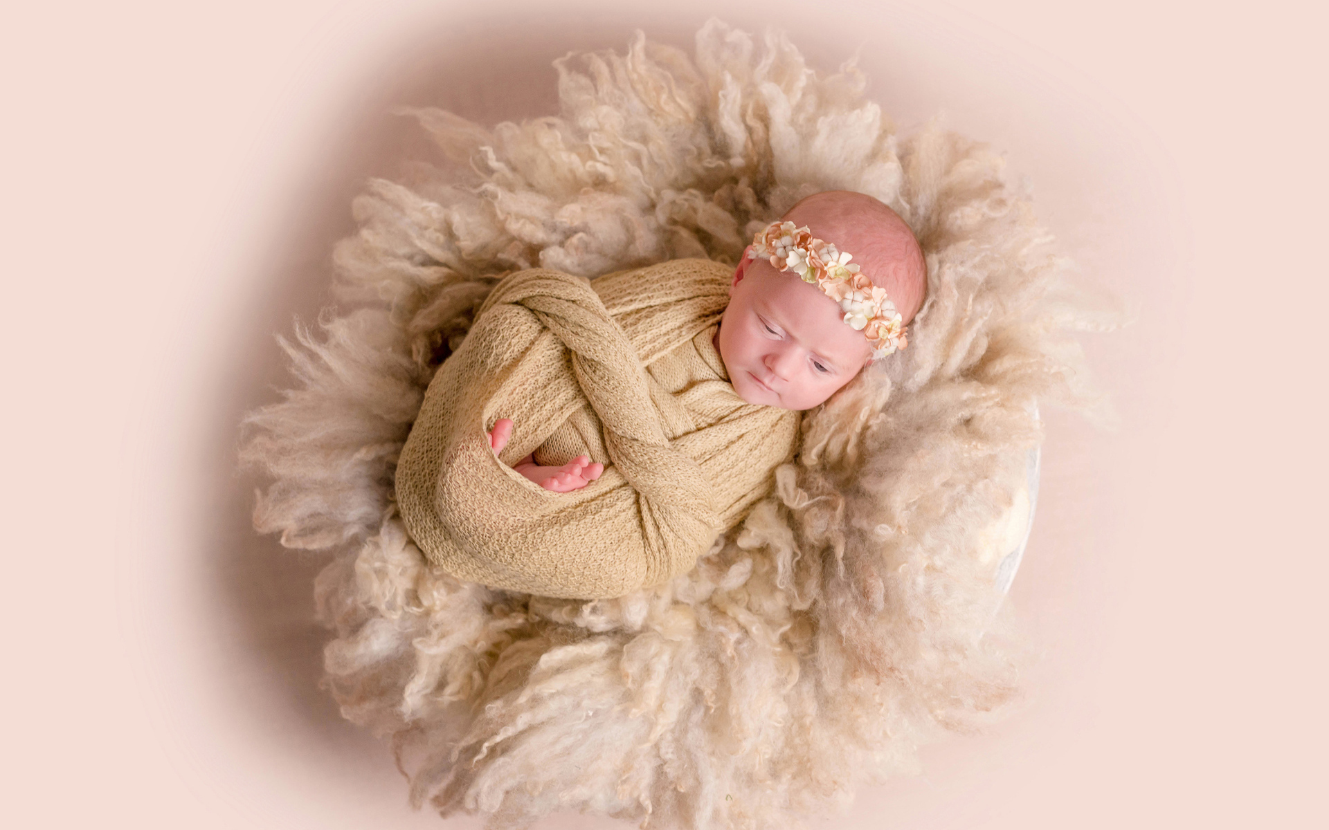 Маленький грудной ребенок завернутый  в покрывало 