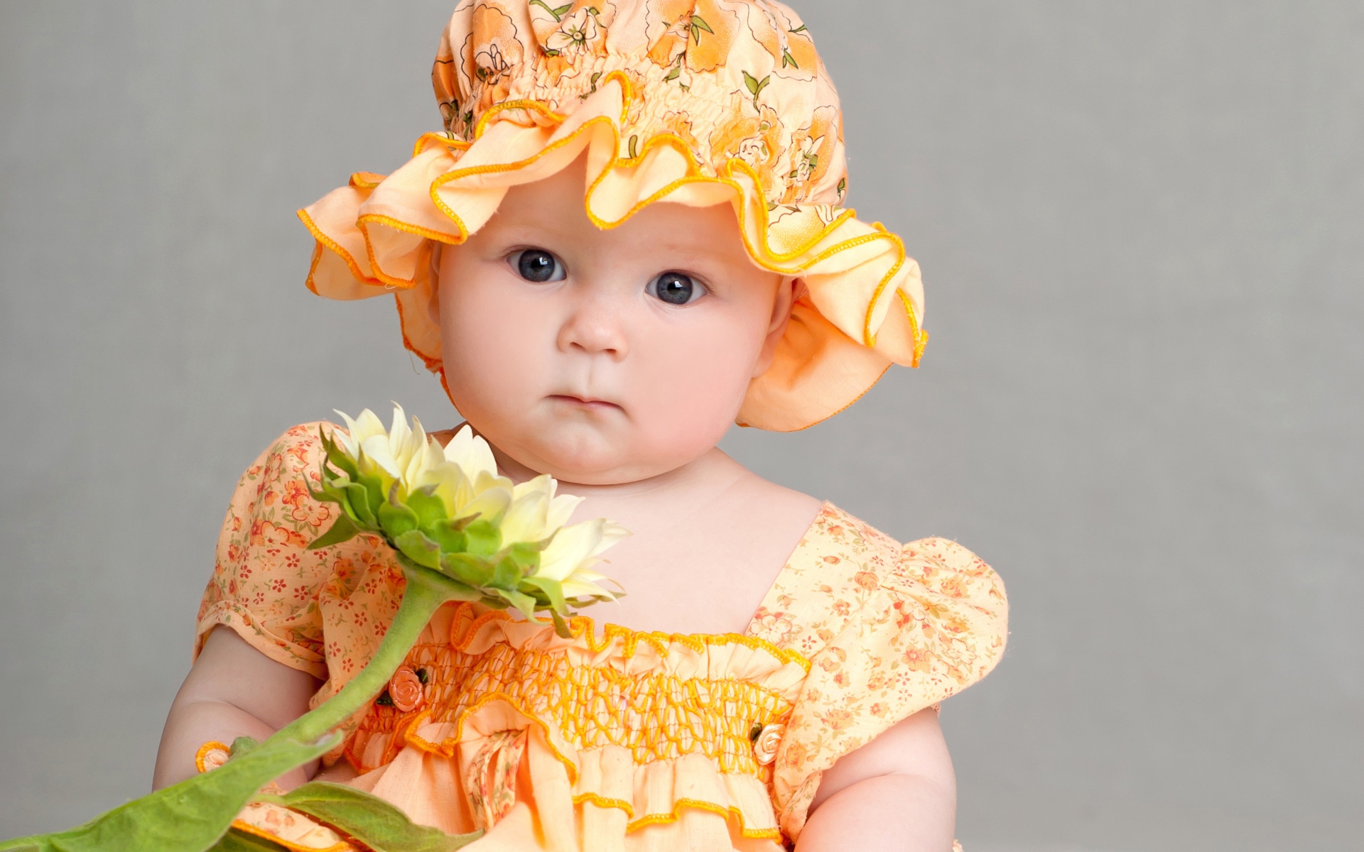 Маленькая девочка в красивом наряде с цветком