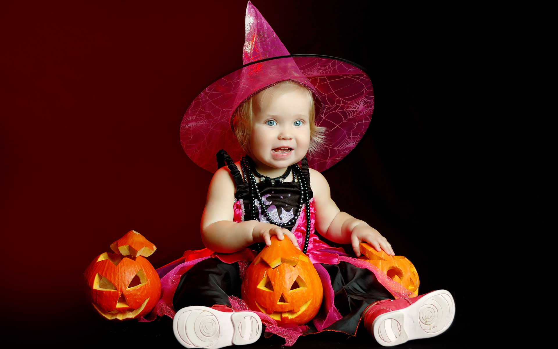 Маленькая девочка с тыквой в костюме на праздник Хэллоуин 