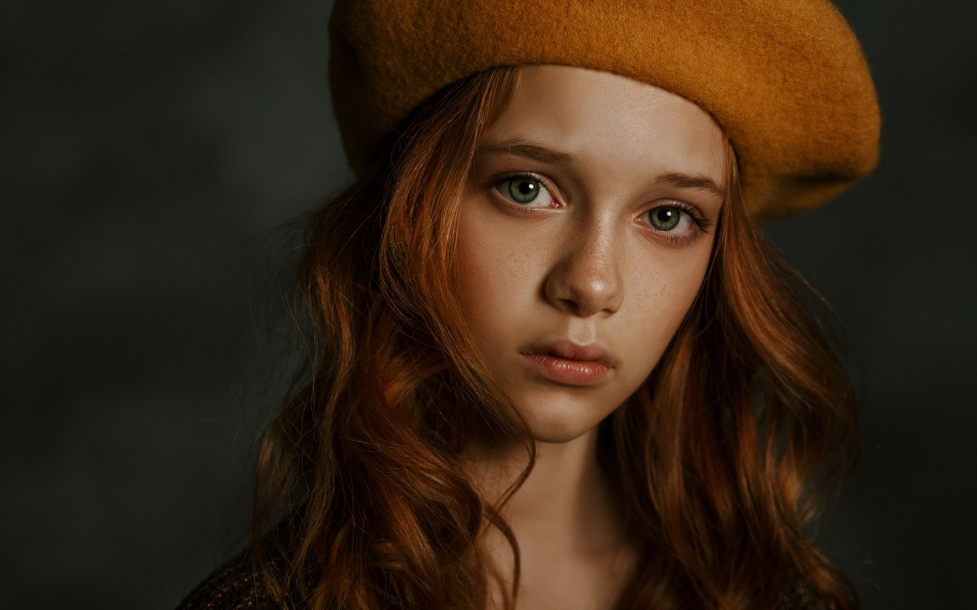 Грустная рыжеволосая зеленоглазая девочка в берете 