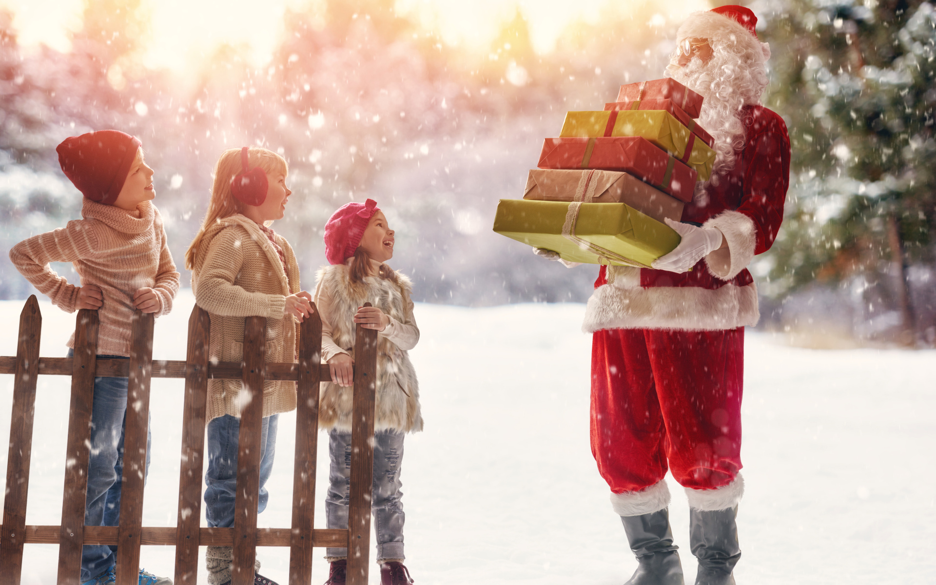 Санта Клаус принес подарки маленьким детям