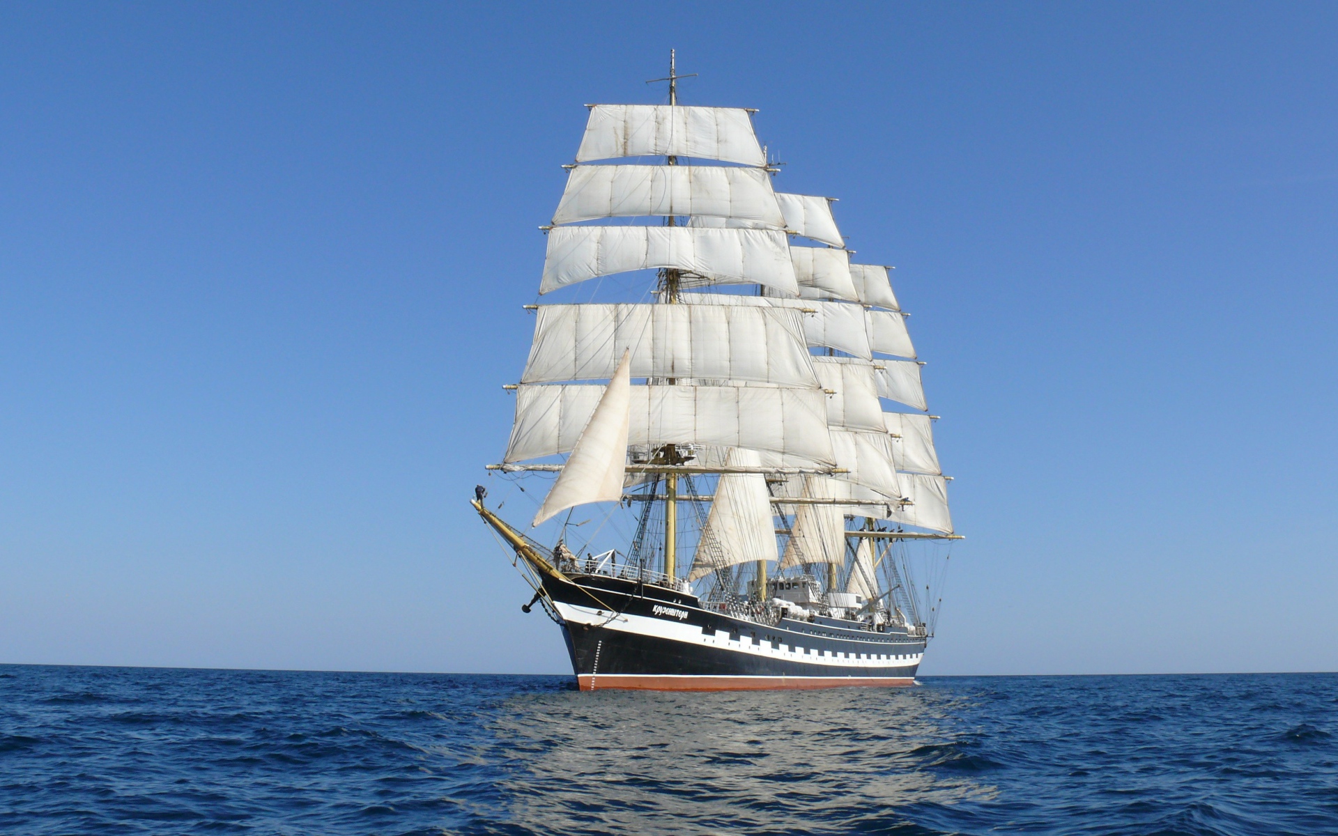 Большой красивый парусник 