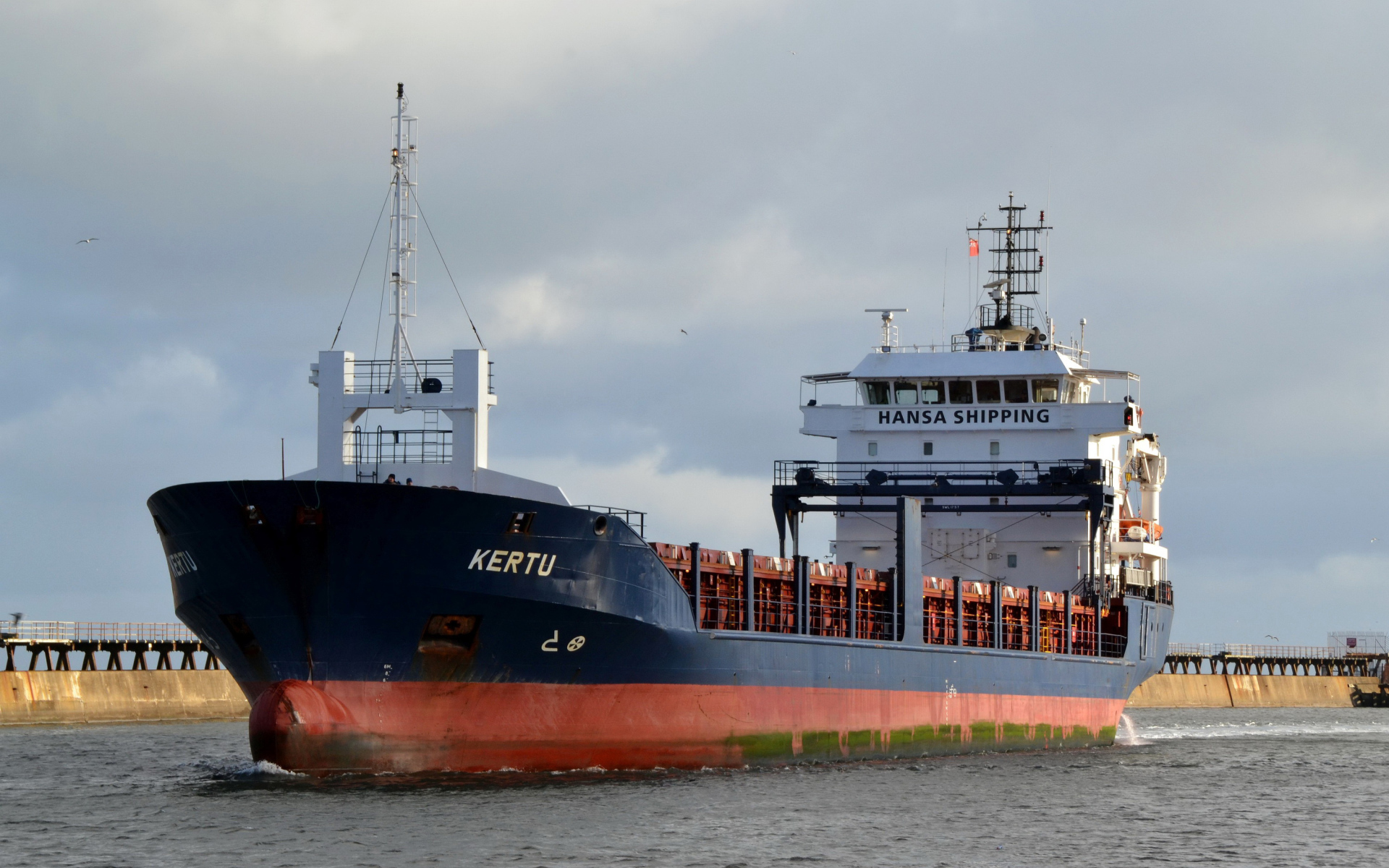 Большой контейнеровоз Kertu в плаванье