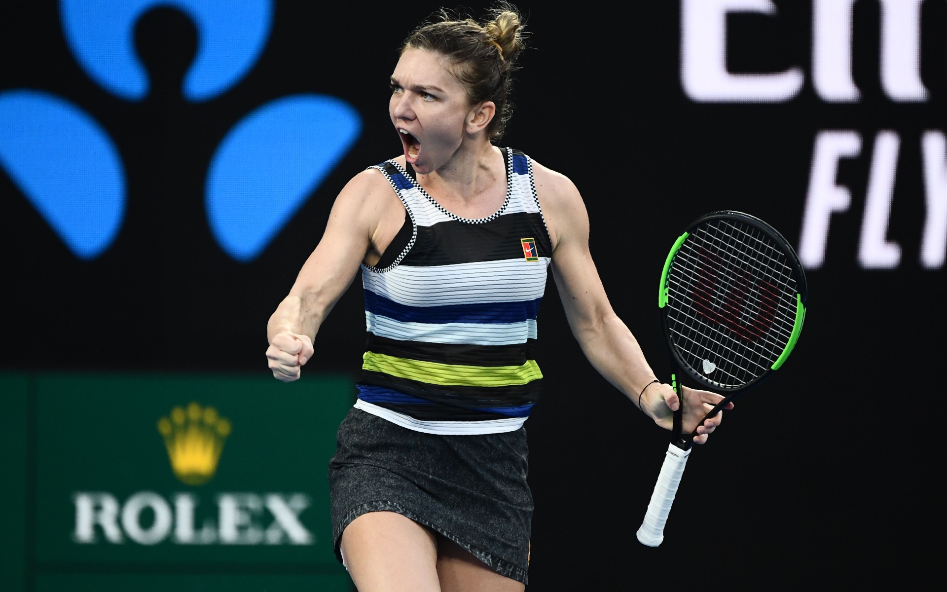 Румынская теннисистка Симона Халеп с ракеткой кричит на корте