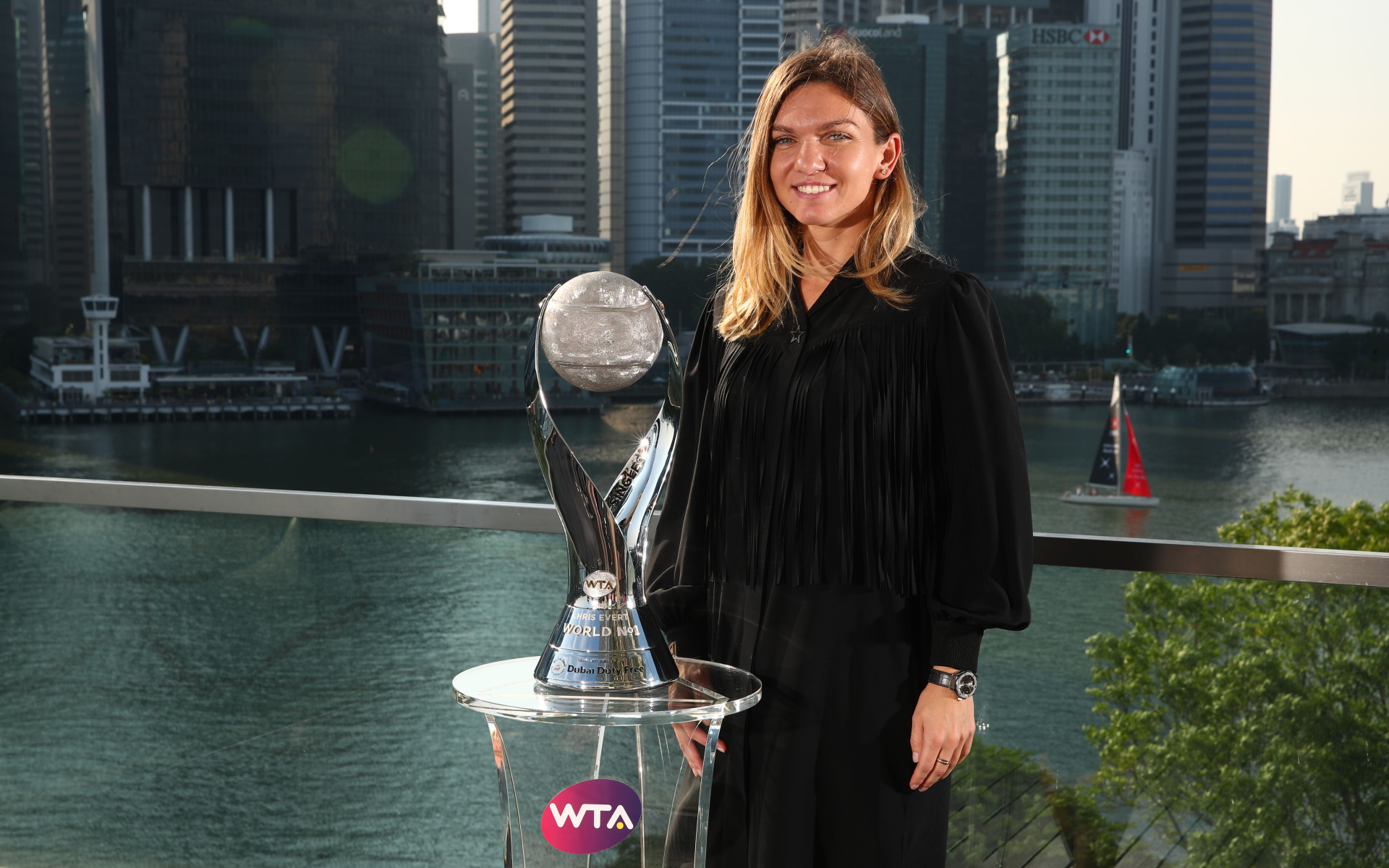 Теннисистка Симона Халеп с наградой