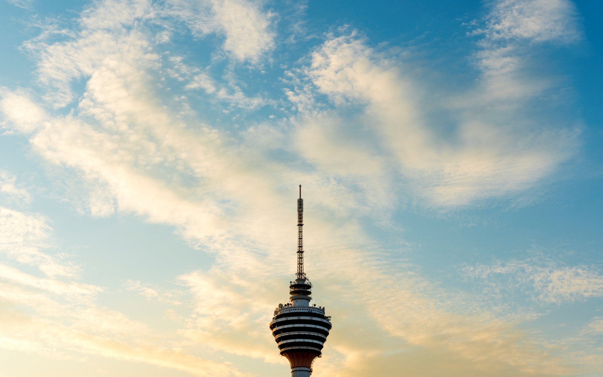 Телебашня Менара Куала-Лумпур на фоне неба, Малайзия