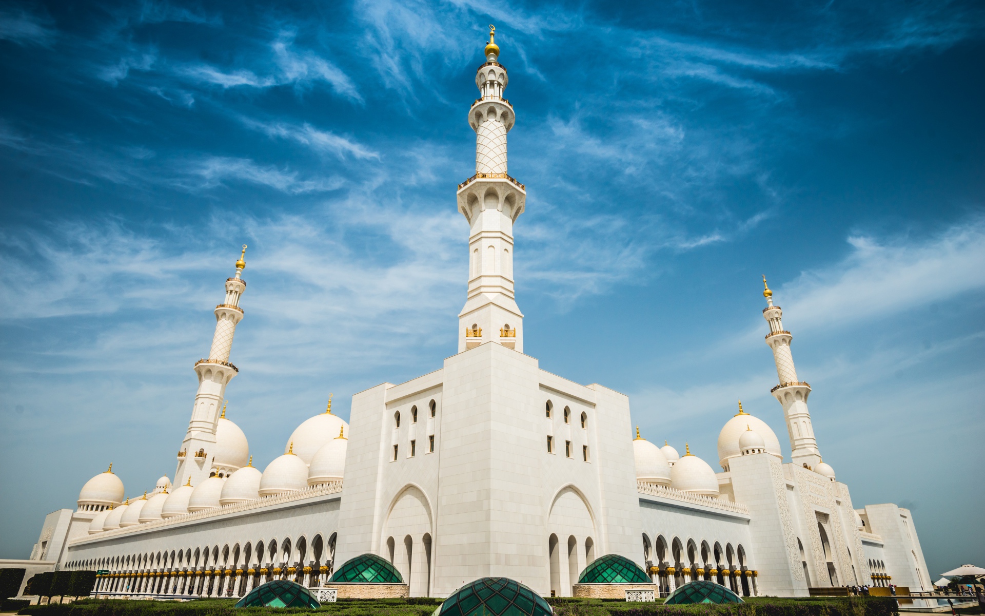 Белая мечеть под красивым голубым небом