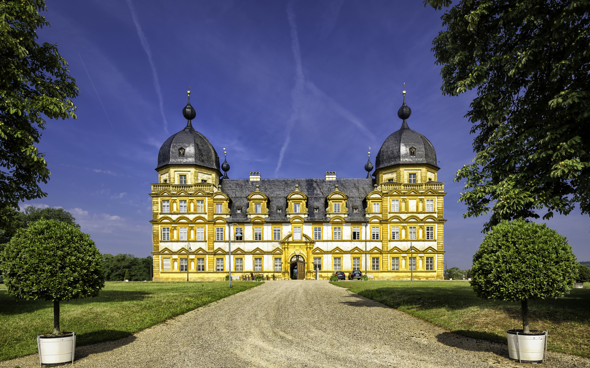 Замок Schloss Seehof под красивым голубым небом, Германия