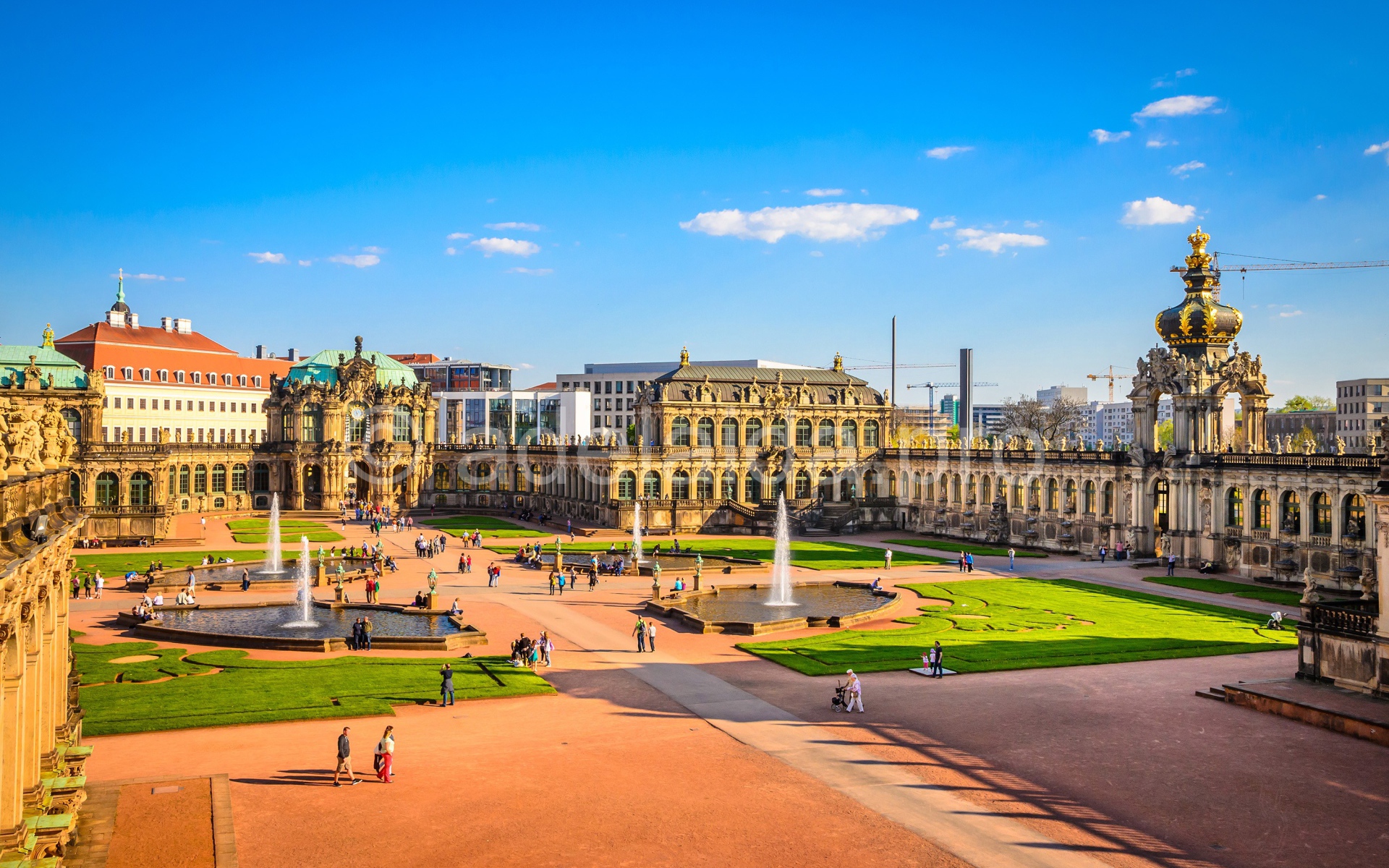 Вид на дворцово парковый комплекс Цвингер под голубым небом, Дрезден. Германия