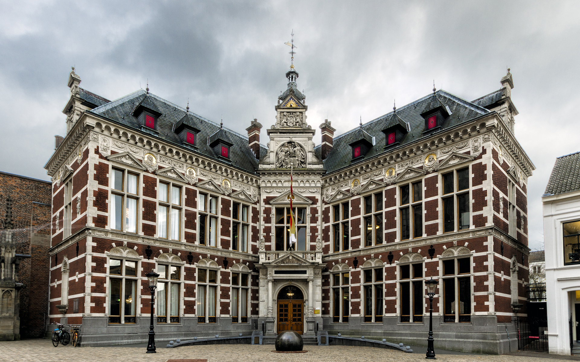Красивый Утрехтский университет под пасмурным небом, Нидерланды