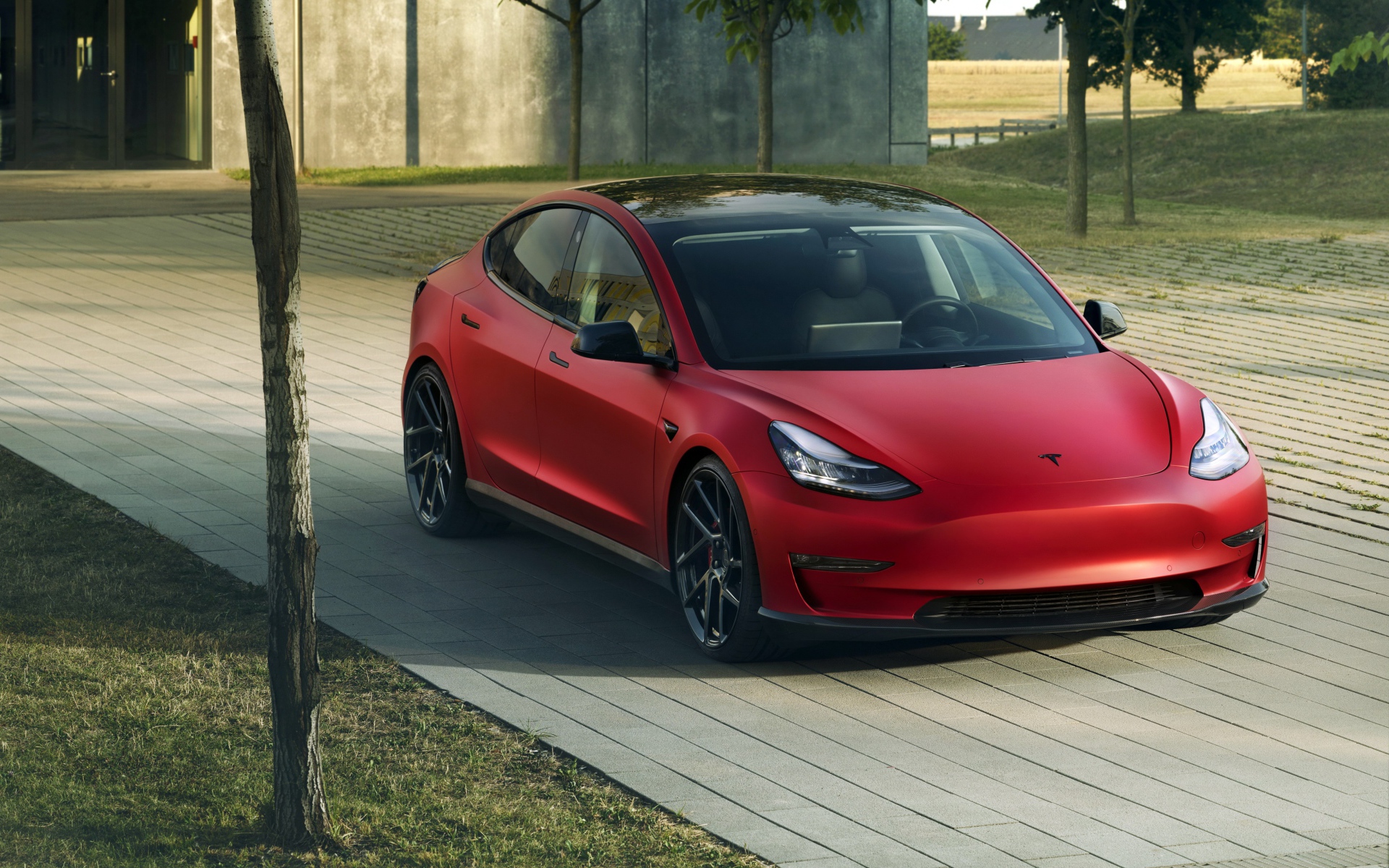 Красный автомобиль Novitec Tesla Model 3 2019 года 