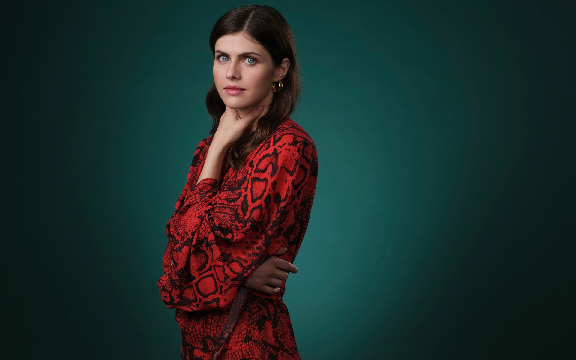 Актриса Александра Даддарио в красном платье