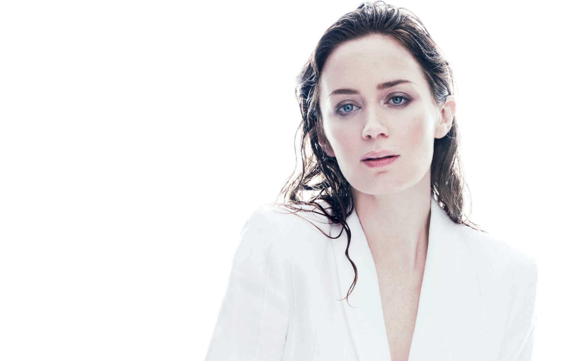 Актриса Эмили Блант с мокрыми волосами на белом фоне