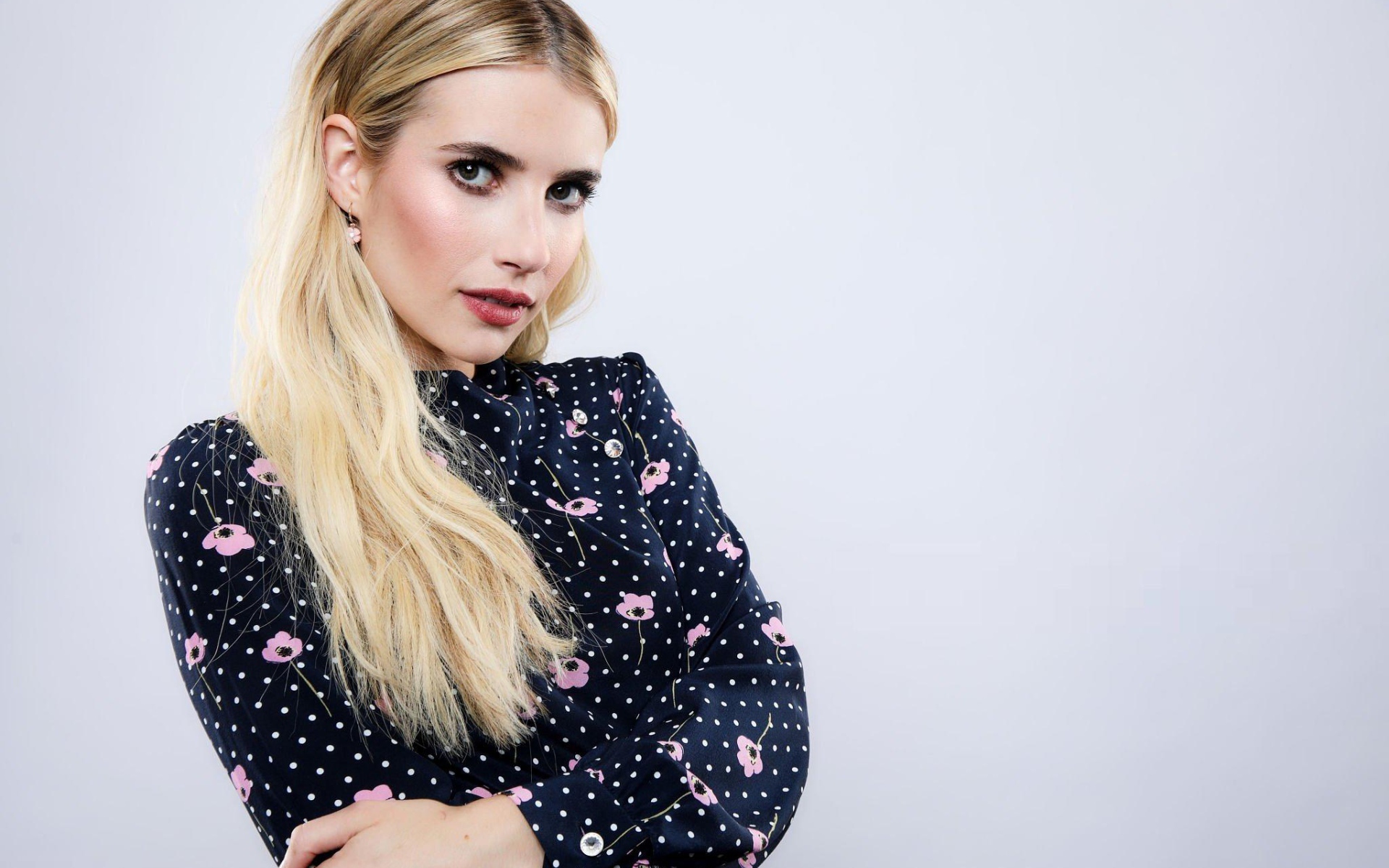 Актриса Эмма Робертс  в платье на сером фоне