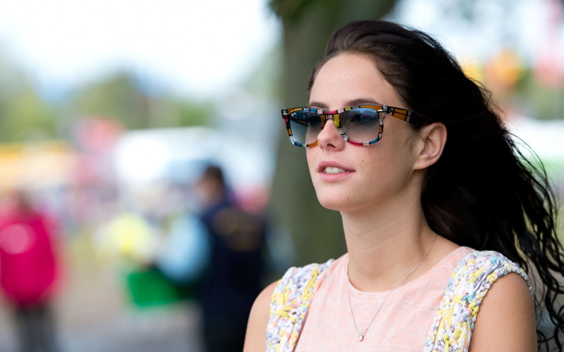 Актриса Кая Скоделарио в солнечных очках