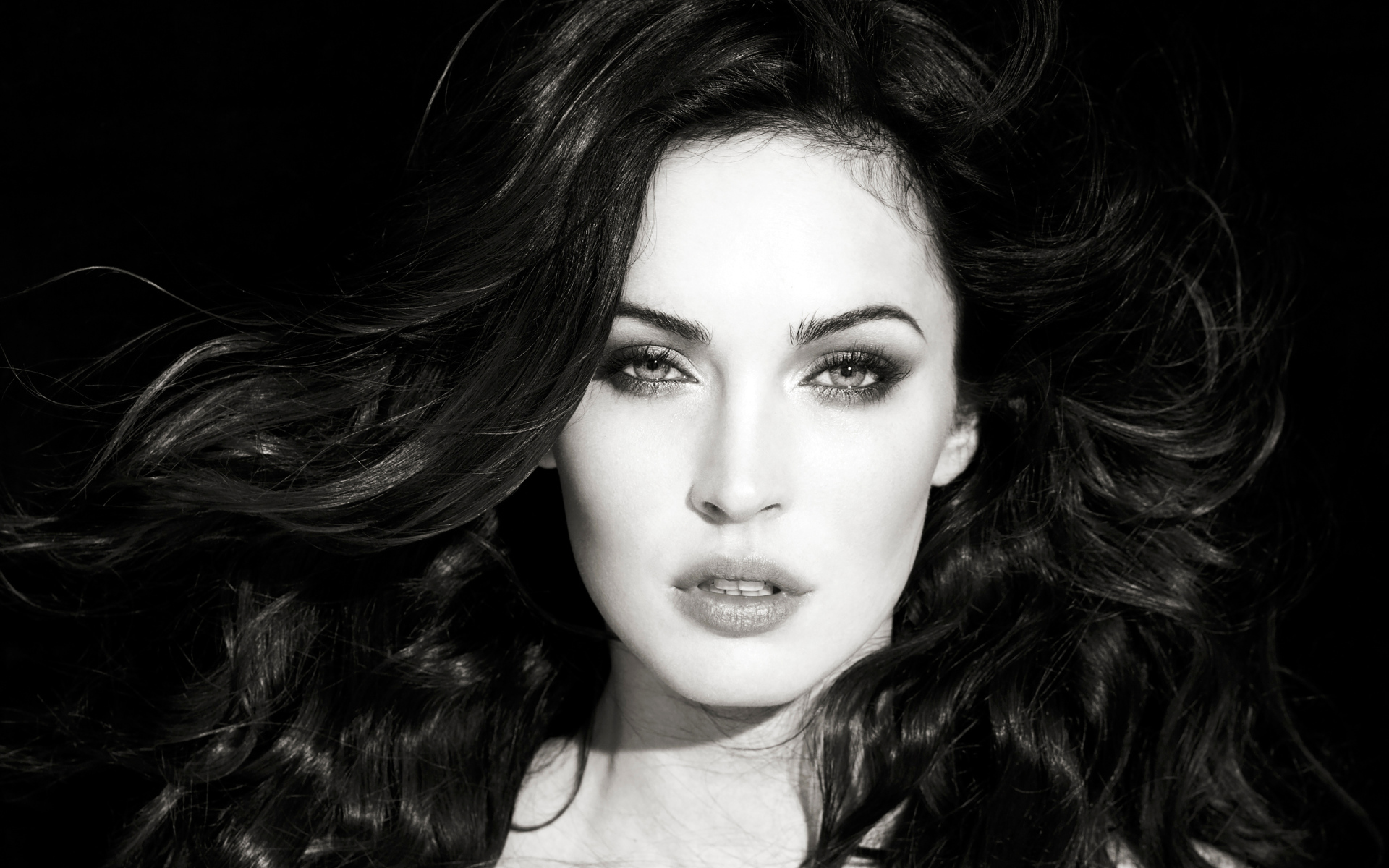 Актриса Меган Фокс черно белое фото крупным планом