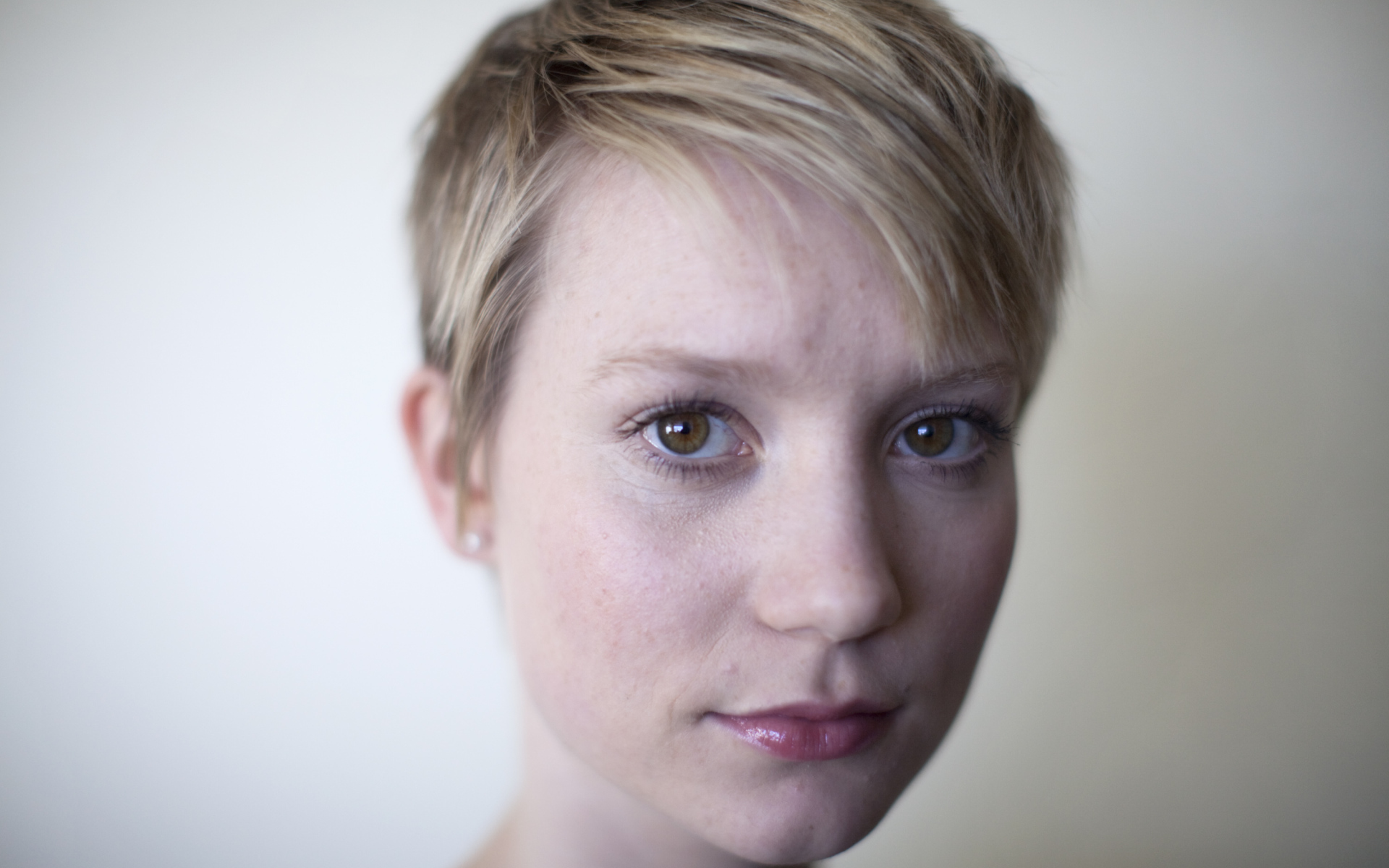 Актриса Миа Васиковска с короткой стрижкой