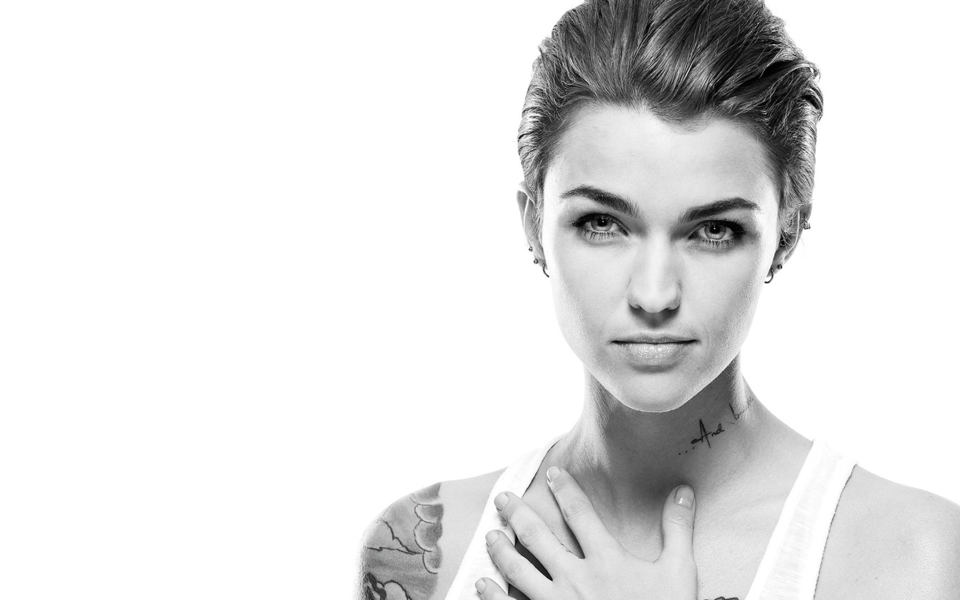 Актриса Руби Роуз с татуировками на теле черно белое фото