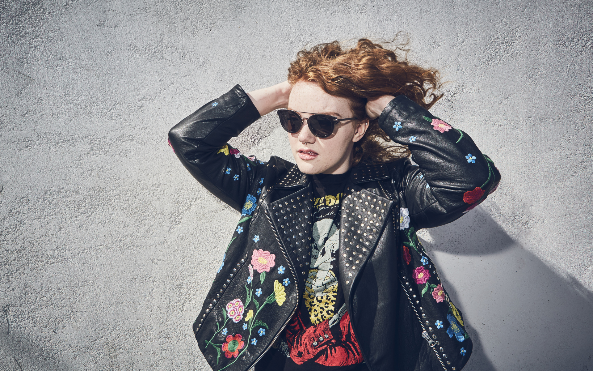 Актриса Шеннон Пёрсер в кожаной куртке у стены