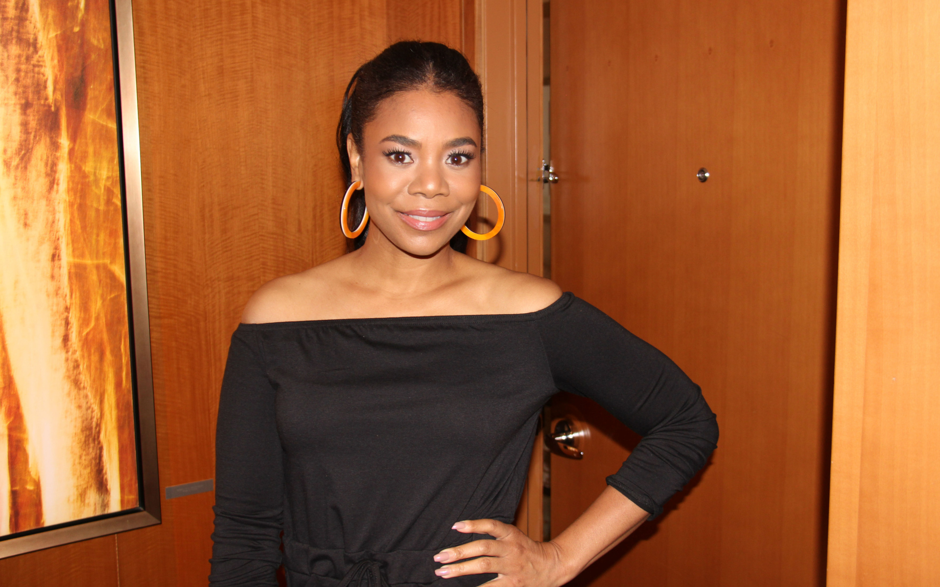 Американская актриса Реджина Холл в черном платье