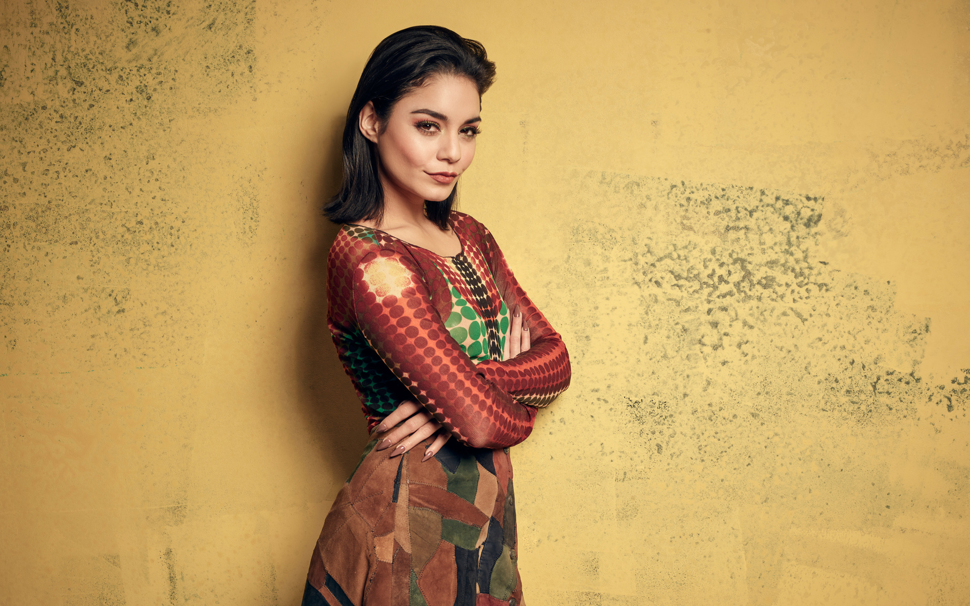 Американская актриса Ванесса Хадженс на фоне стены