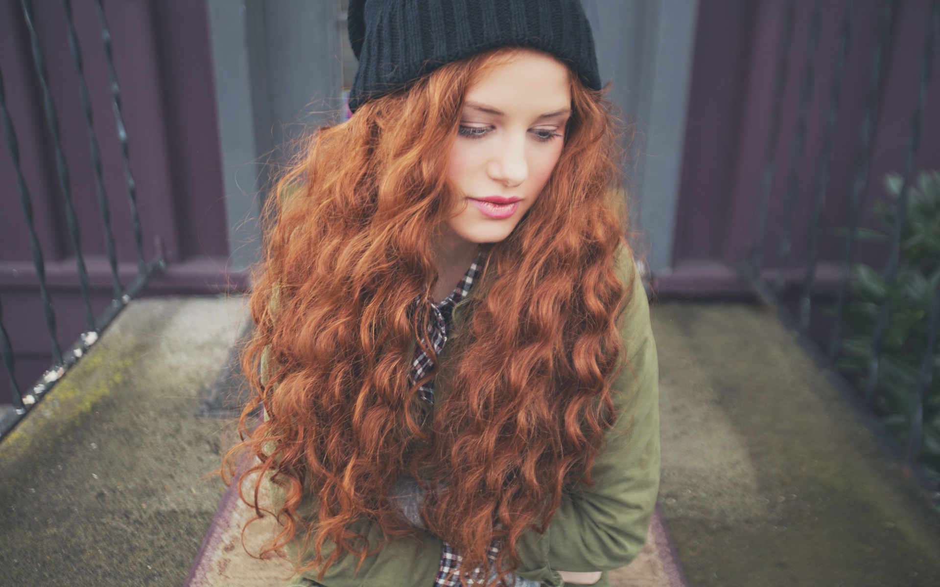 Американская рыжеволосая актриса Мэделин Петш в черной шапке