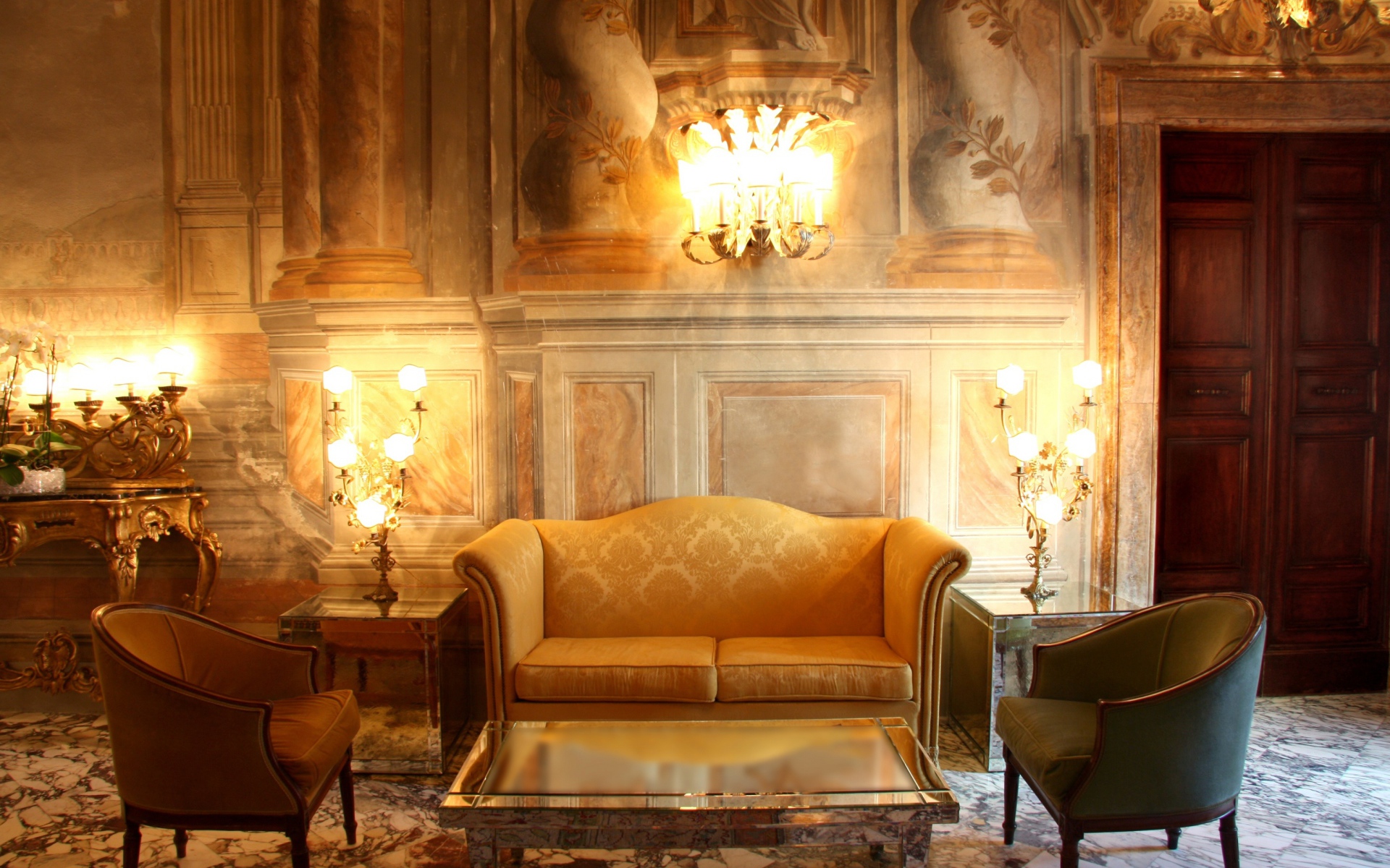 Старинный интерьер комнаты с диваном и креслами