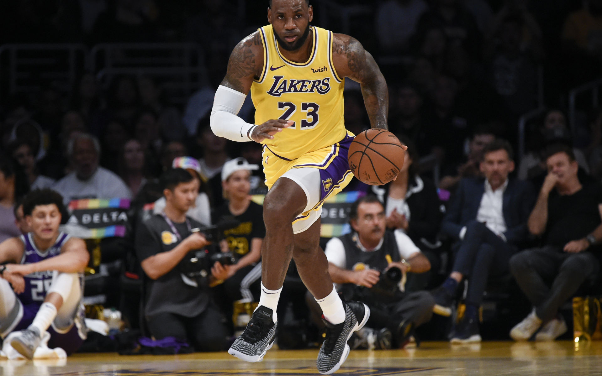 Баскетболист Леброн Джеймс на поле с мячом