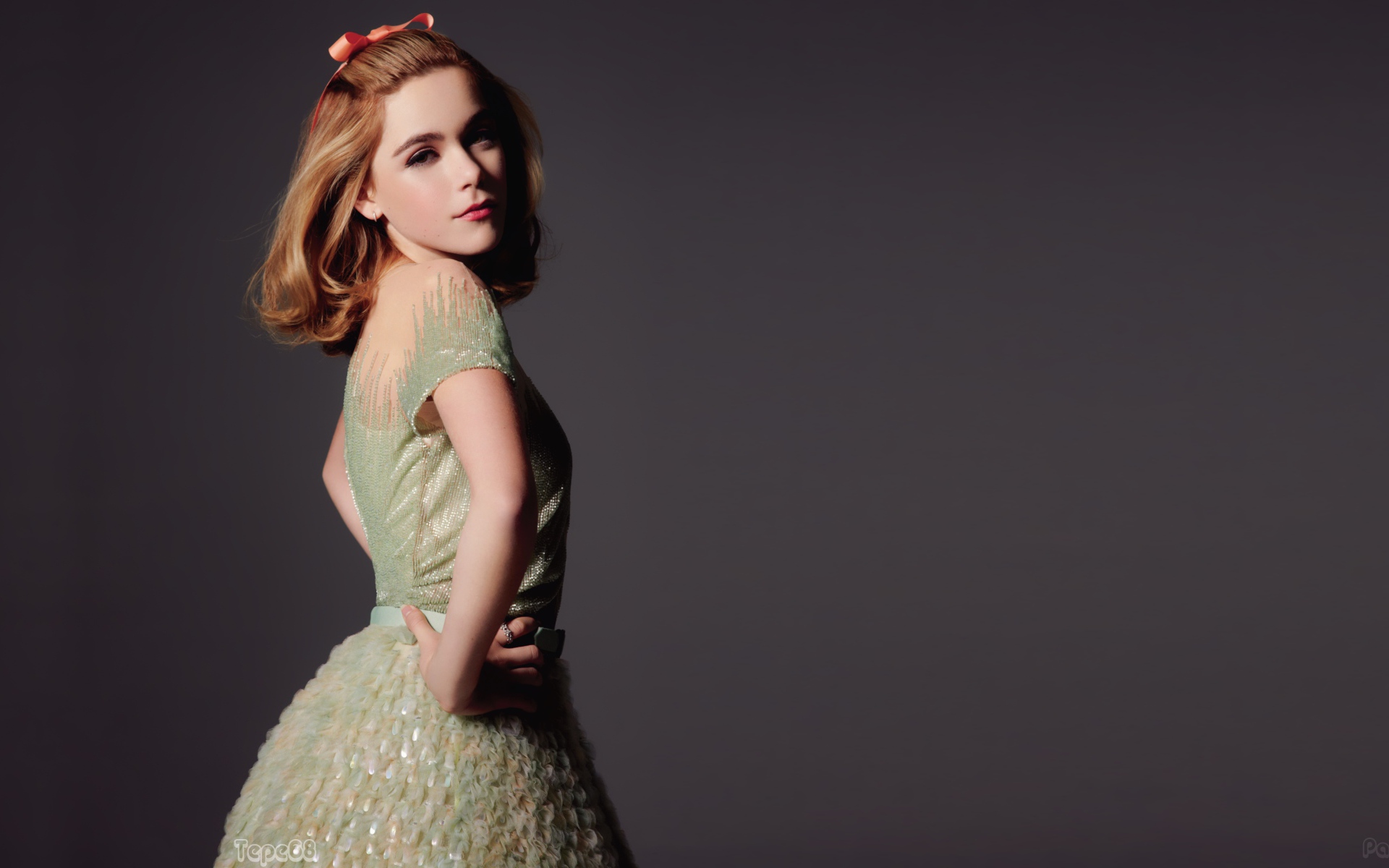 Красивая американская актриса Кирнан Шипка на сером фоне