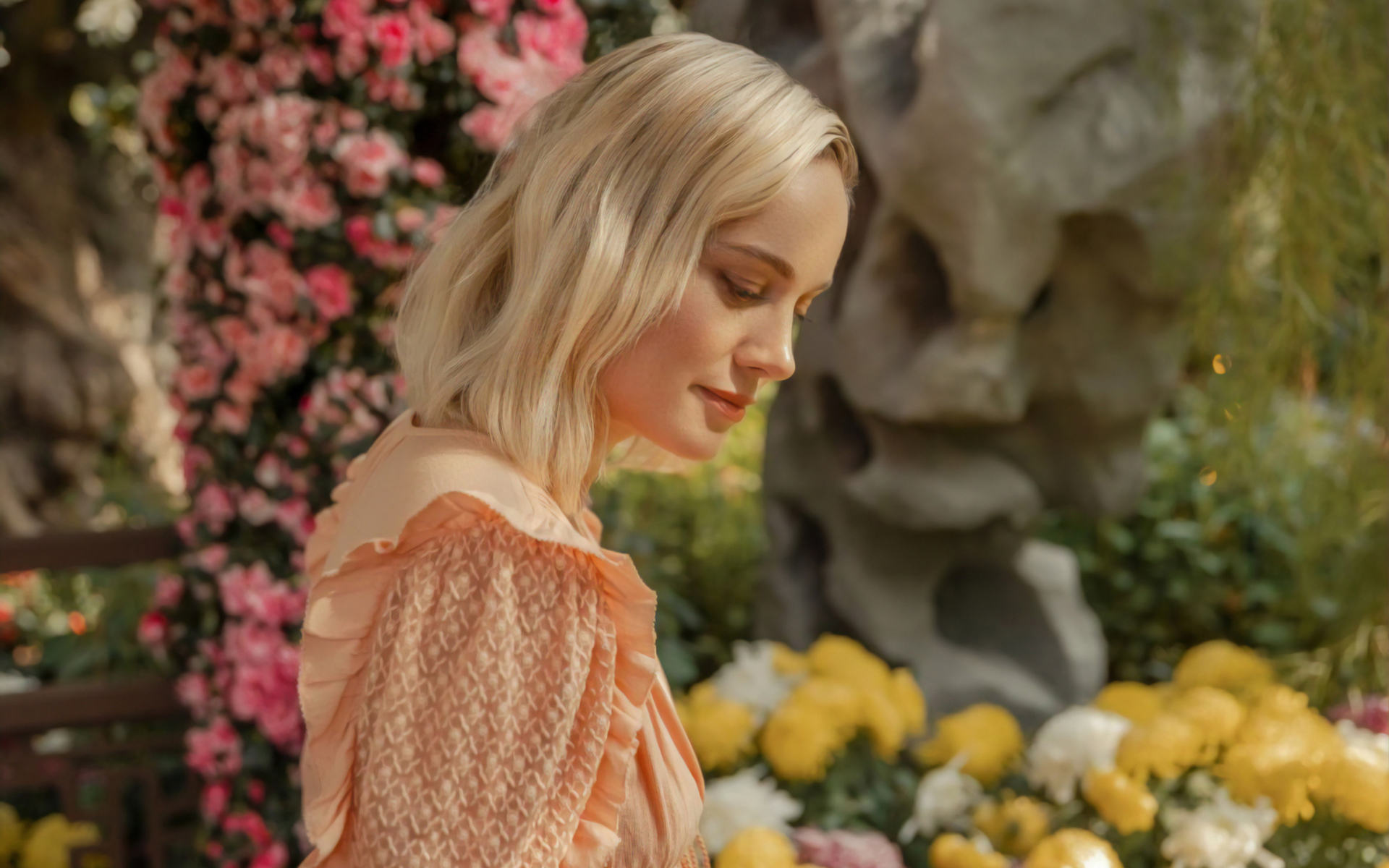 Красивая блондинка, актриса Бри Ларсон у цветов