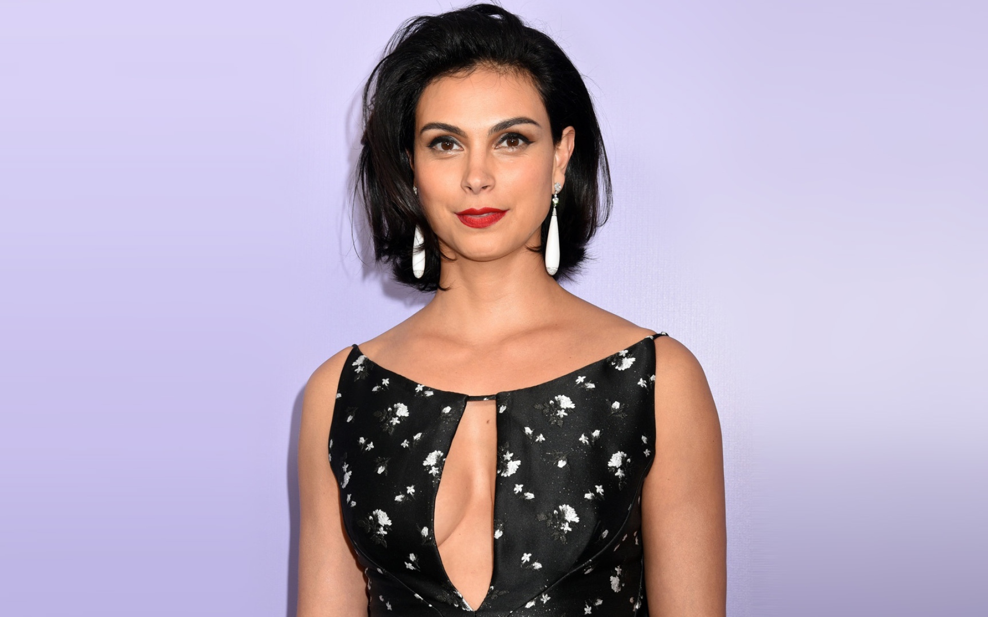 Красивая яркая девушка, актриса Морена Баккарин на сером фоне