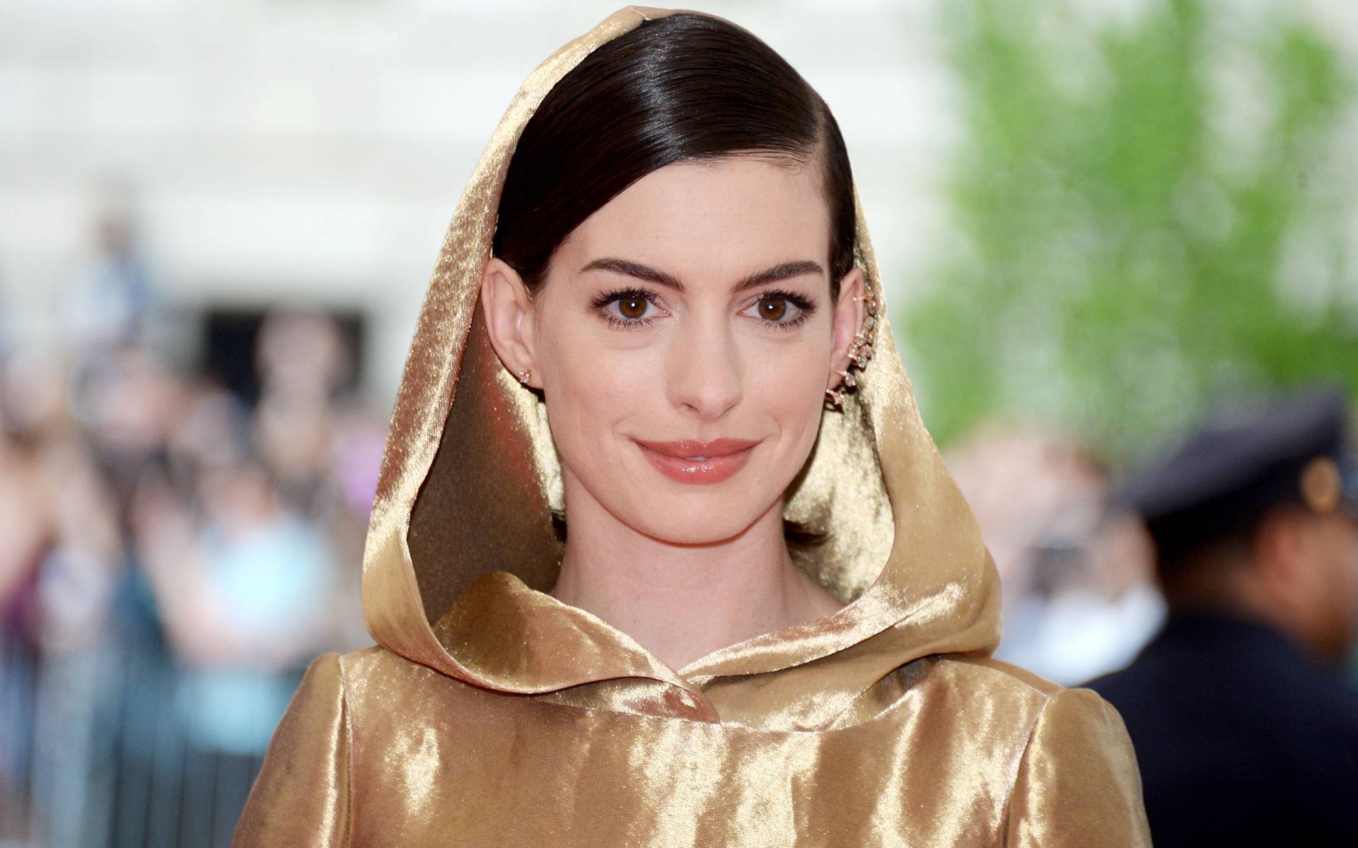 Красивая кареглазая брюнетка, актриса Энн Хэтэуэй 